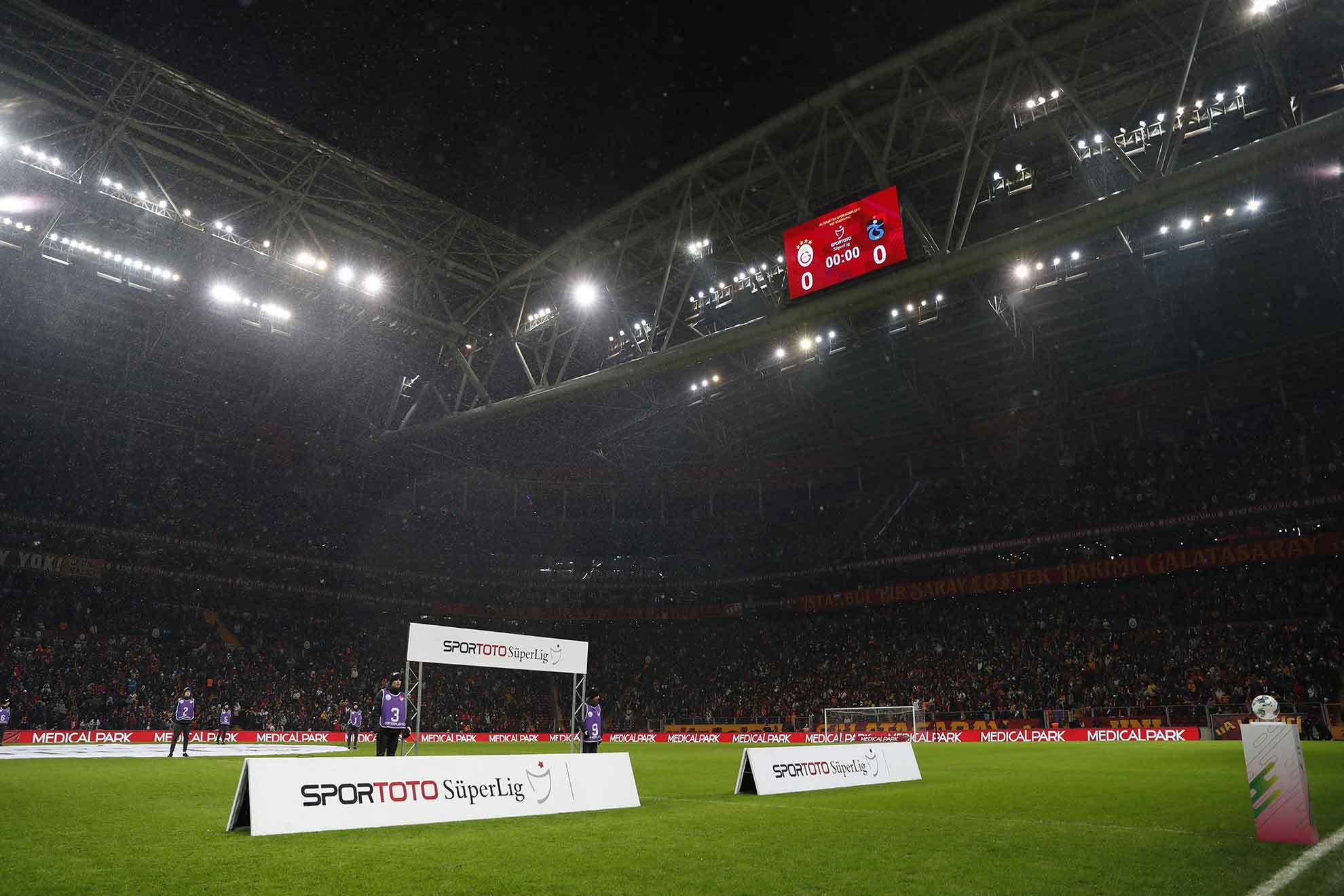 La Superliga y el resto de competiciones deportivas se suspenden en Turquía tras los terremotos | Reuters