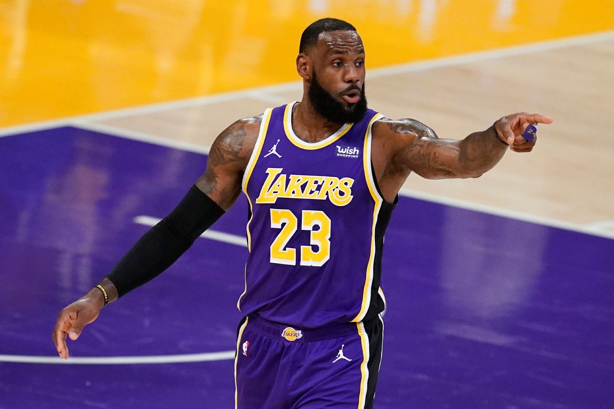 LeBron James indica una jugada durante un partido de Los Ángeles Lakers