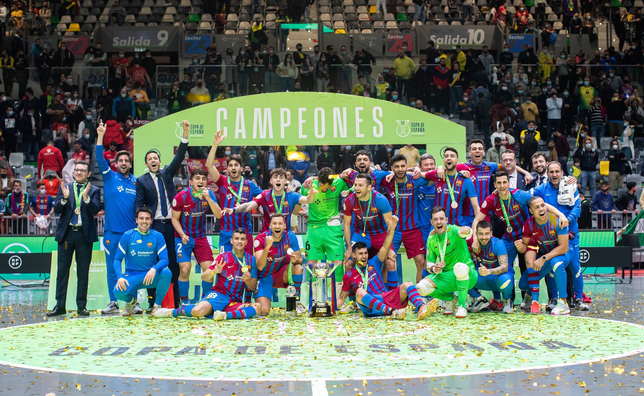 El plantel del Barcelona celebra la Copa de Espaa conquistada en el Pabelln de El Olivo de Jan en 2022
