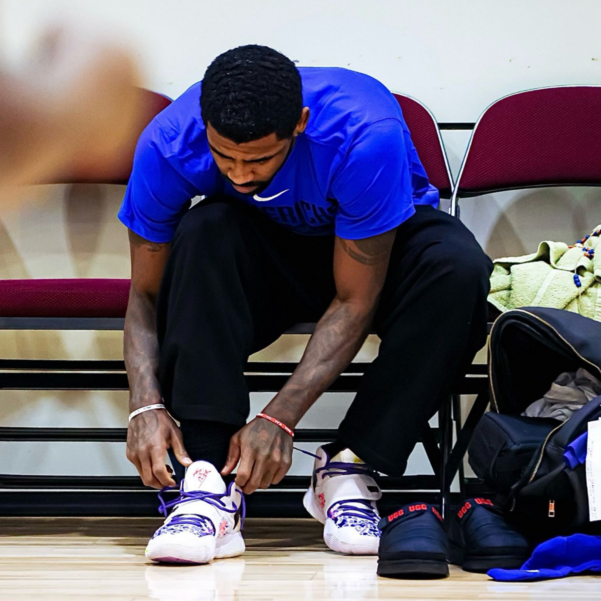 Kyrie Irving se ata las zapatillas antes de su primer entrenamiento con los Mavericks.