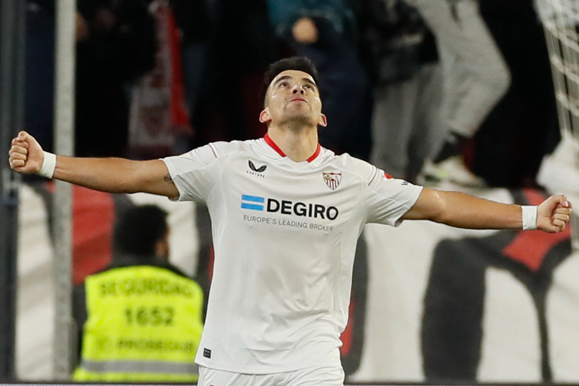 Marcos Acuña celebra un gol con el Sevilla.