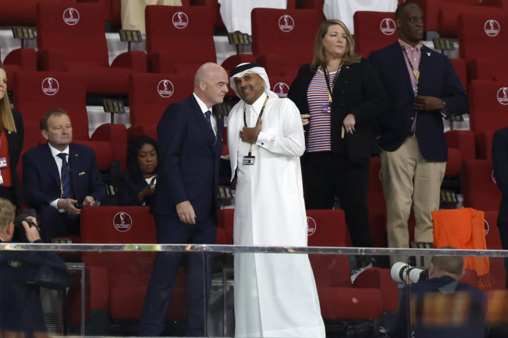 El emir  Hamad bin Jalifa Al Thani e Infantino, en un partido del Mundial de Qatar.