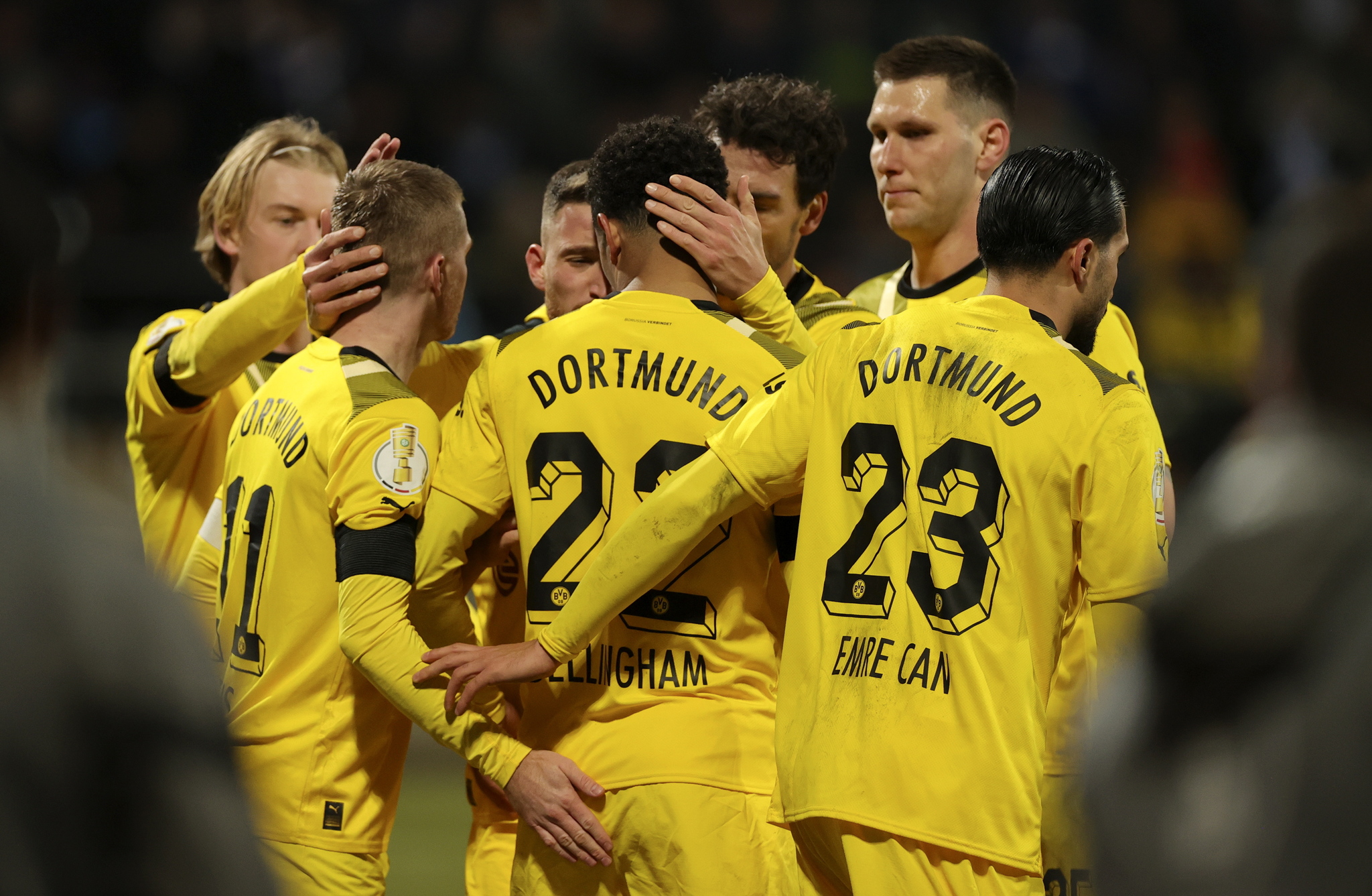 Reus celebra con sus compaeros el gol al Bochum