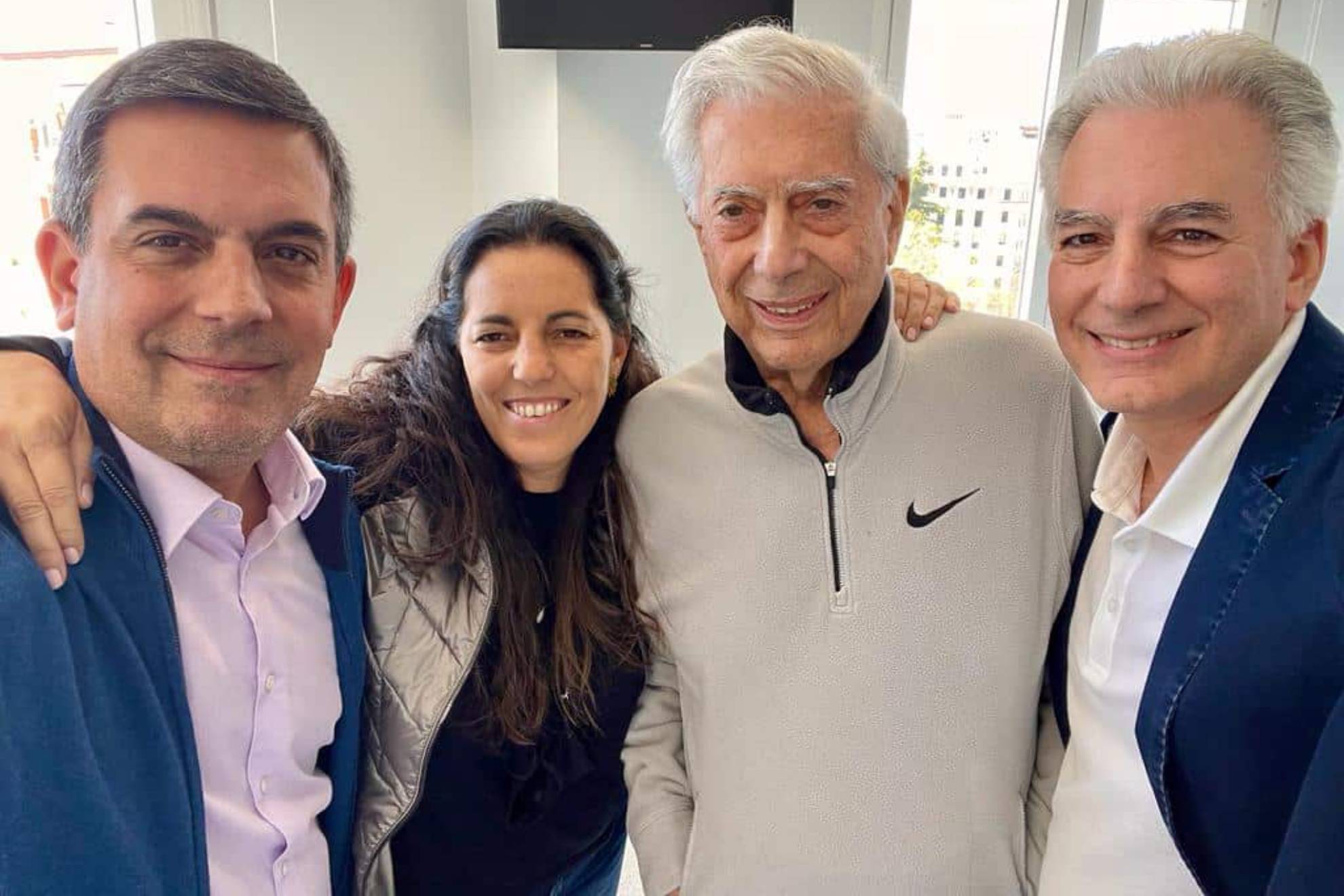 Mario Vargas Llosa, con sus hijos.