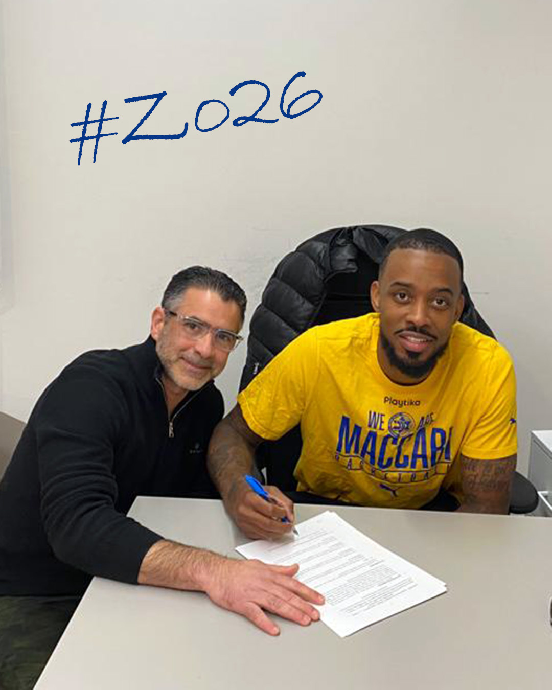 Lorenzo Brown, firmando su nuevo contrato con el Maccabi.