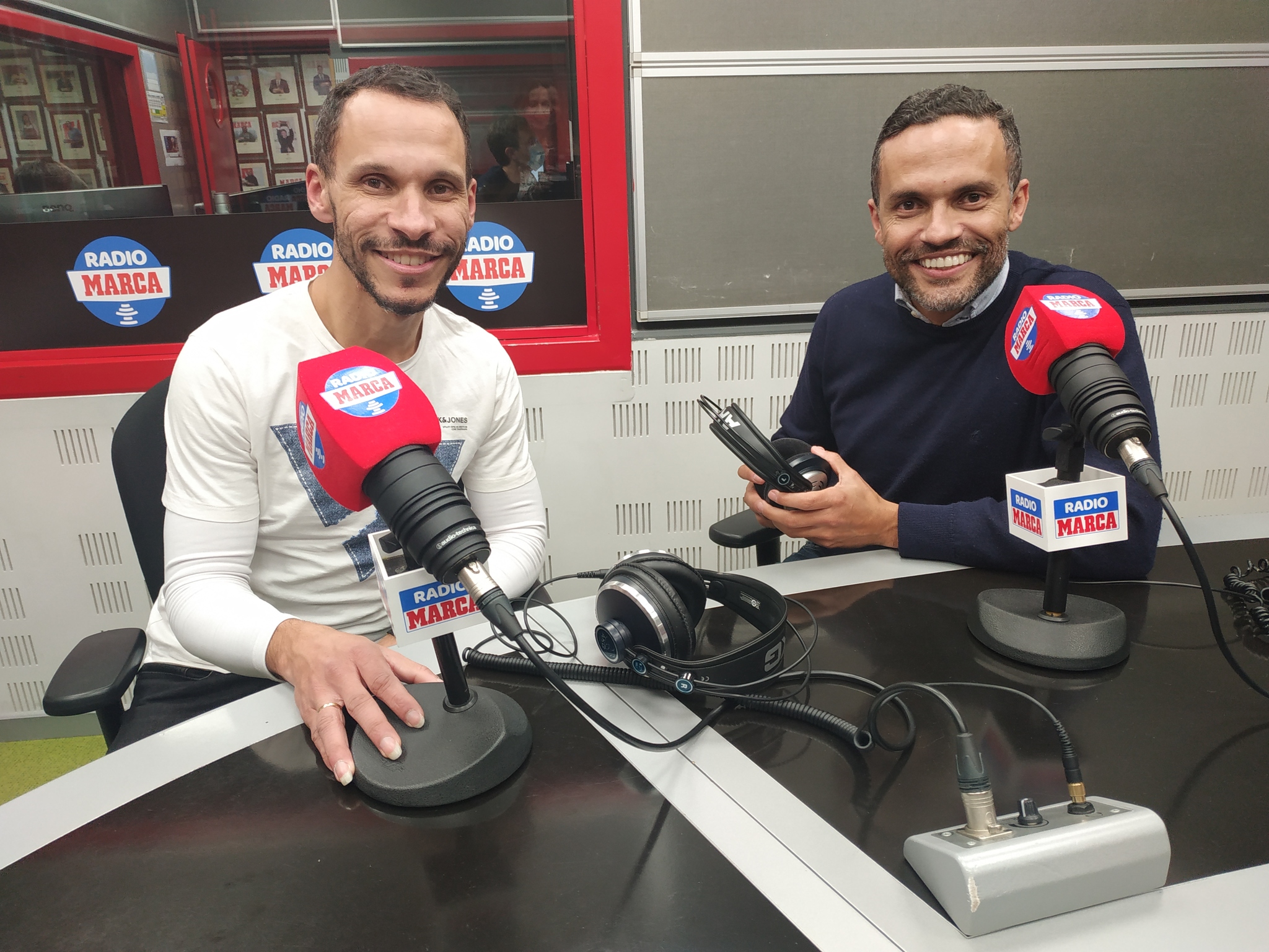Los hermanos Rodrigo y Gustavo Almeida en los estudios de Radio Marca/ Foto: @ladeporteca
