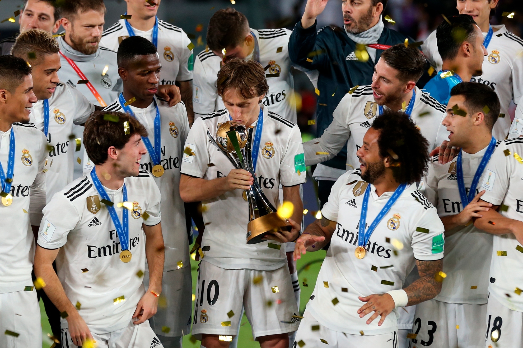 Modric besa el trofeo del Mundial de clubes conquistado por el Real Madrid en 2018.