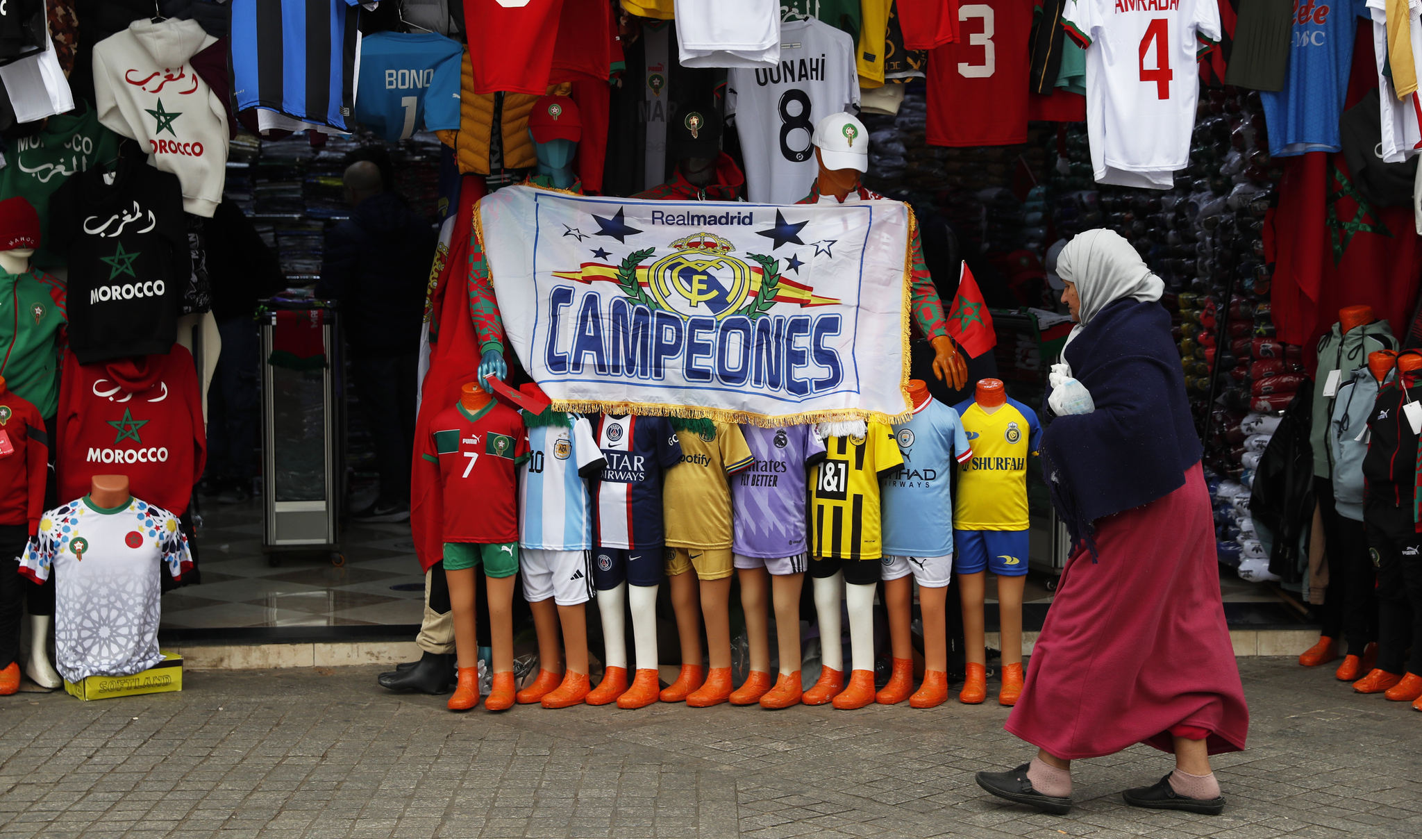 Una tienda del zoco de Rabat con multitud de camisetas, con dominio del Real Madrid y de la selección marroquí