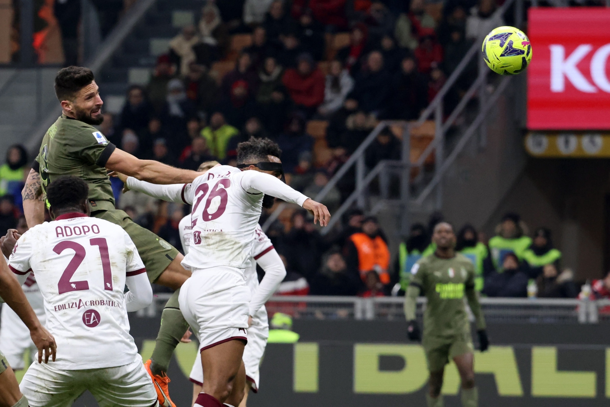 Olivier Giroud marca, de cabeza, contra el Torino.