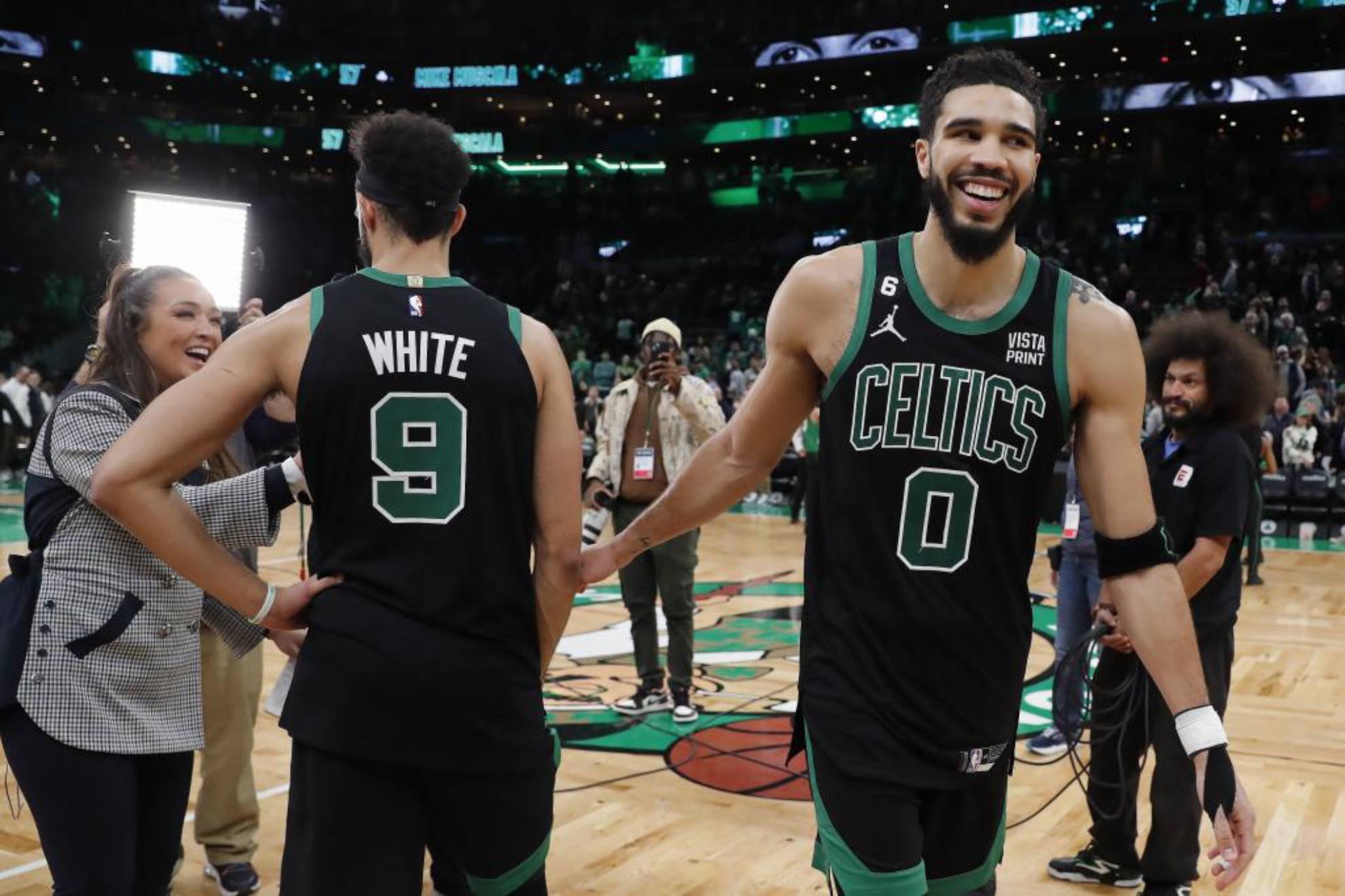 Tatum y White, los héroes de los Celtics, al finalizar el partido.