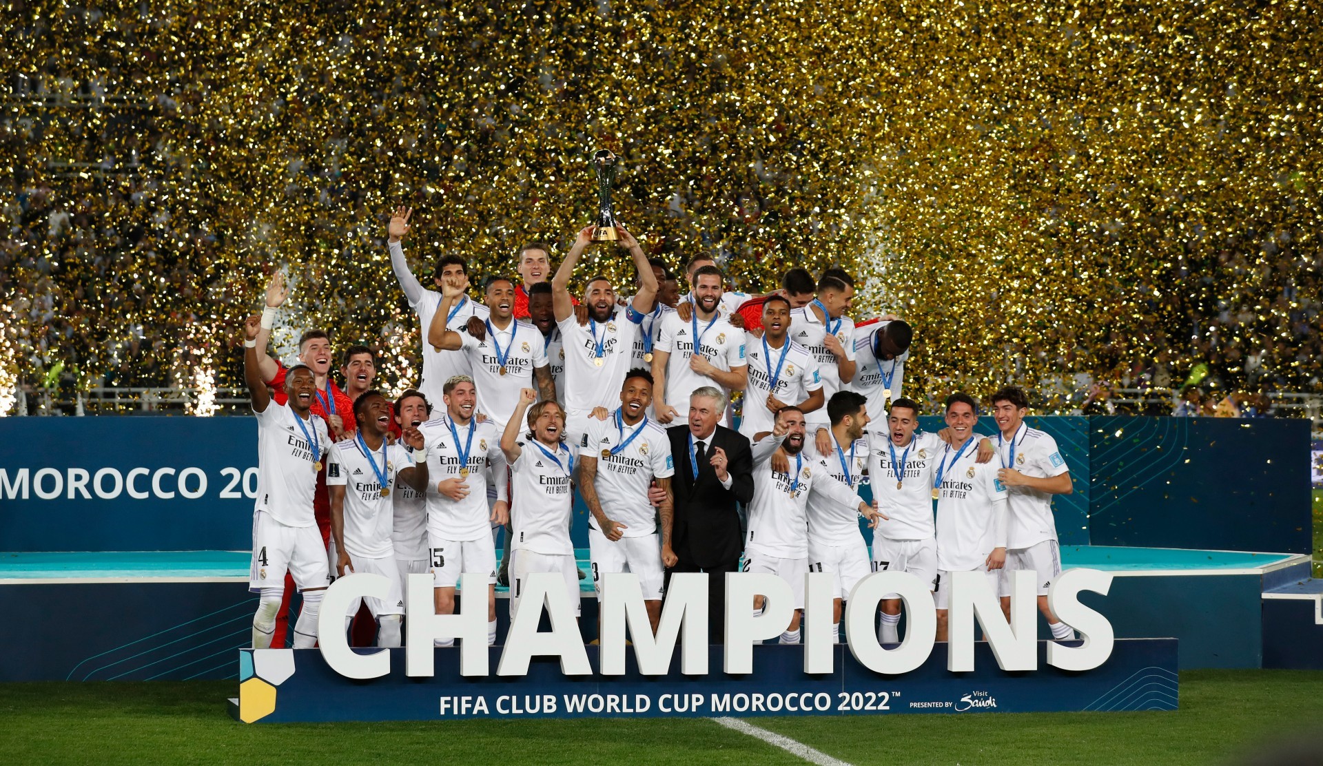 Jugadores y tcnico del Real Madrid celebran el ttulo de campen del mundo logrado en Rabat.