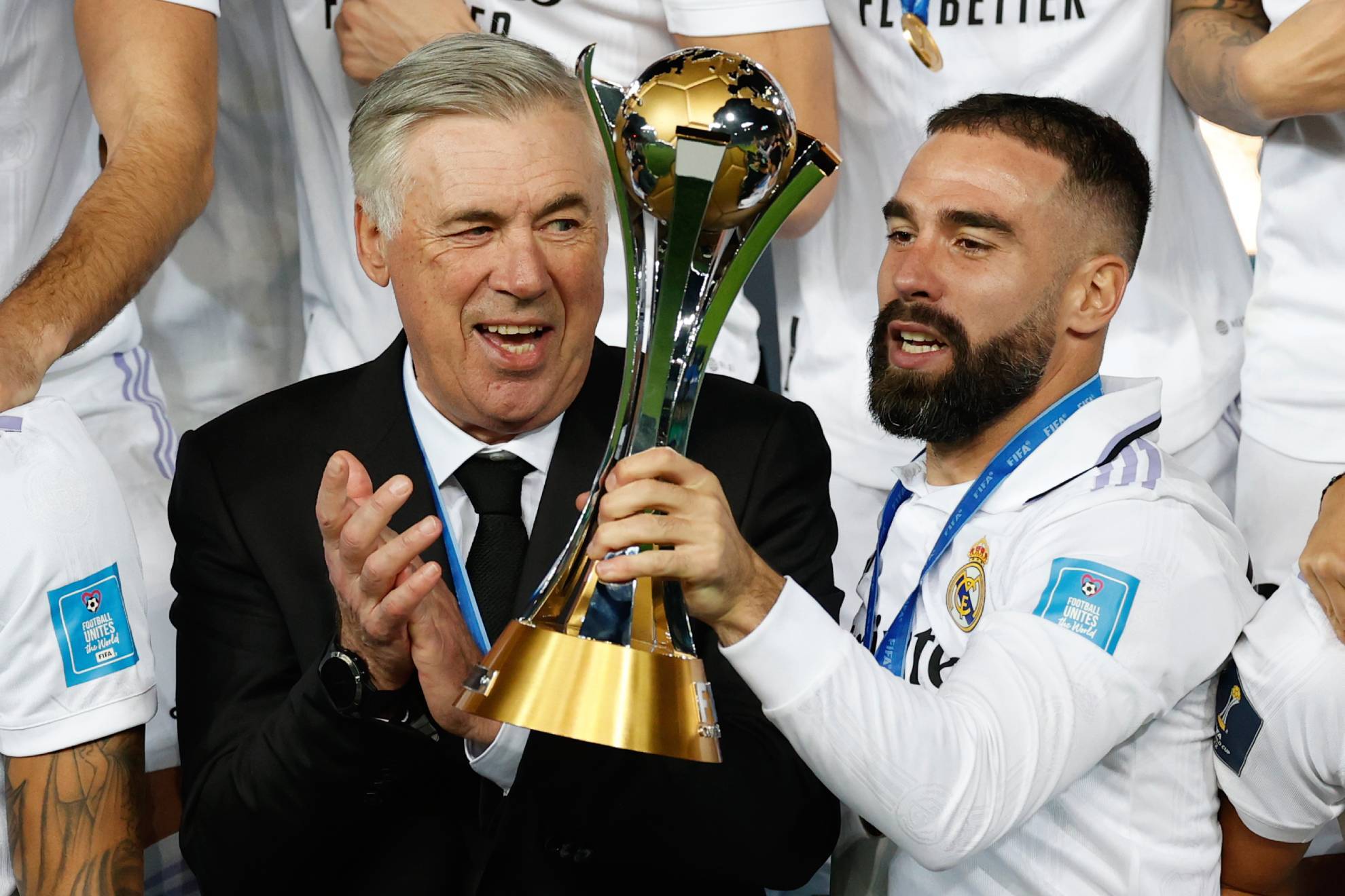 Ancelotti observa cómo Carvajal levanta el trofeo de campeón del mundo de clubes
