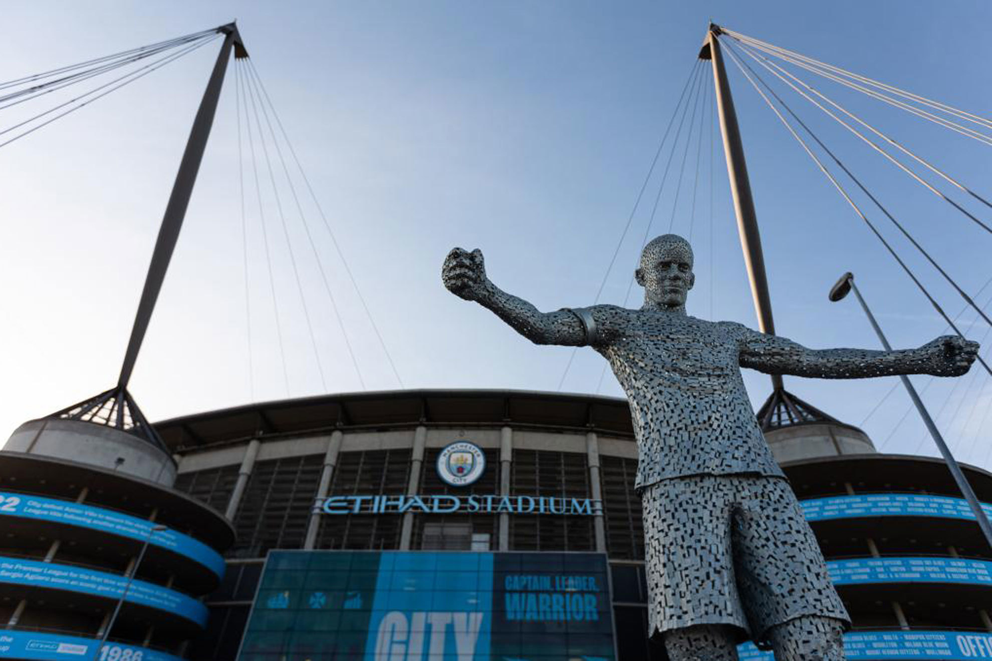 Panorámica del Manchester City, con la estatua de Kompany en primer plano.