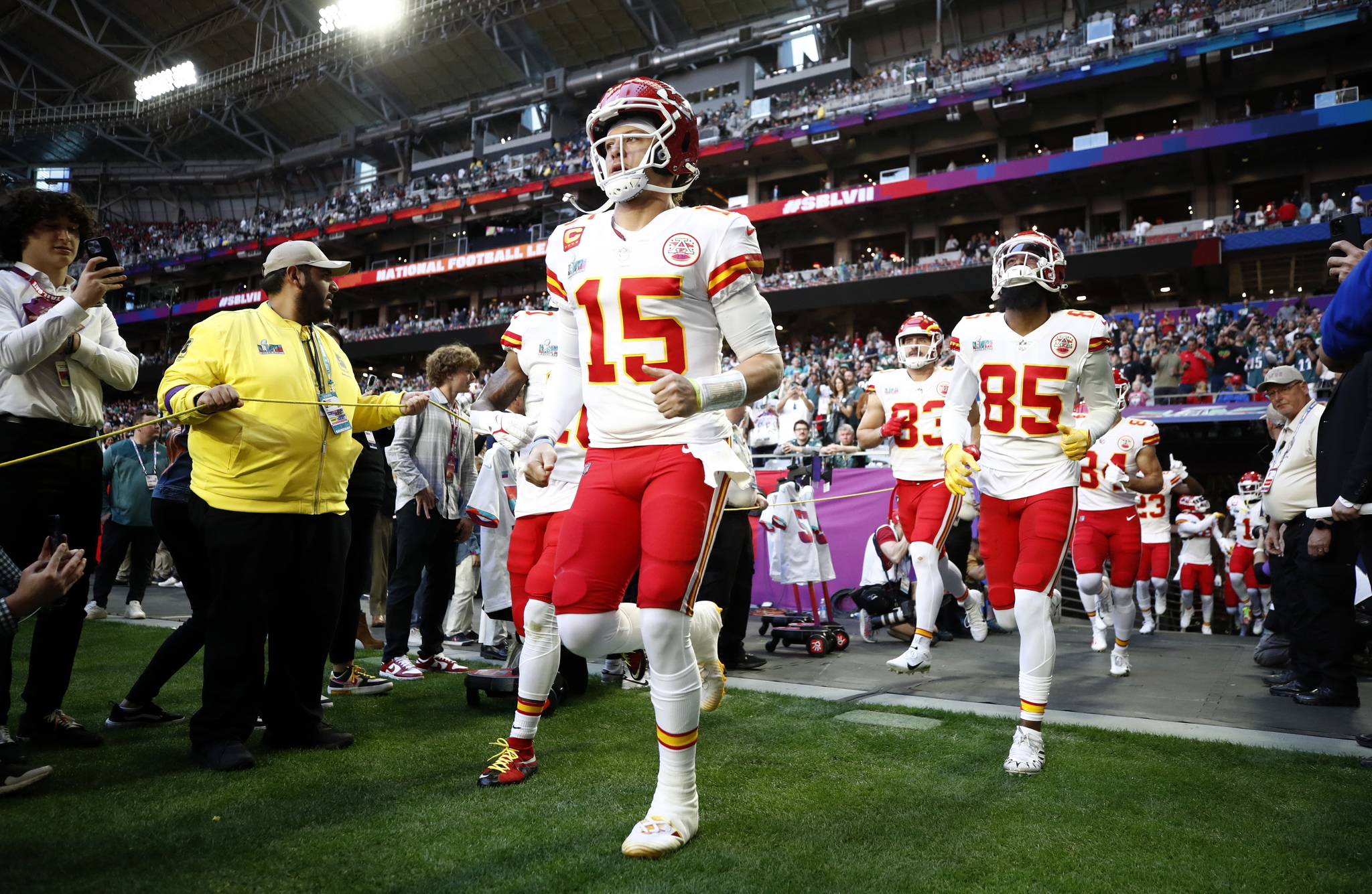 Glendale (United States), 12/02/2023.- Kansas City Chiefs quarterback Patrick Mahomes (L) leads the Chiefs onto the field for warm ups prior to the start of  lt;HIT gt;Super lt;/HIT gt;  lt;HIT gt;Bowl lt;/HIT gt; LVII between the AFC champion Kansas City Chiefs and the NFC champion Philadelphia Eagles at State Farm Stadium in Glendale, Arizona, 12 February 2023. The annual  lt;HIT gt;Super lt;/HIT gt;  lt;HIT gt;Bowl lt;/HIT gt; is the Championship game of the NFL between the AFC Champion and the NFC Champion and has been held every year since January of 1967. (Estados Unidos, Filadelfia) EFE/EPA/CAROLINE BREHMAN