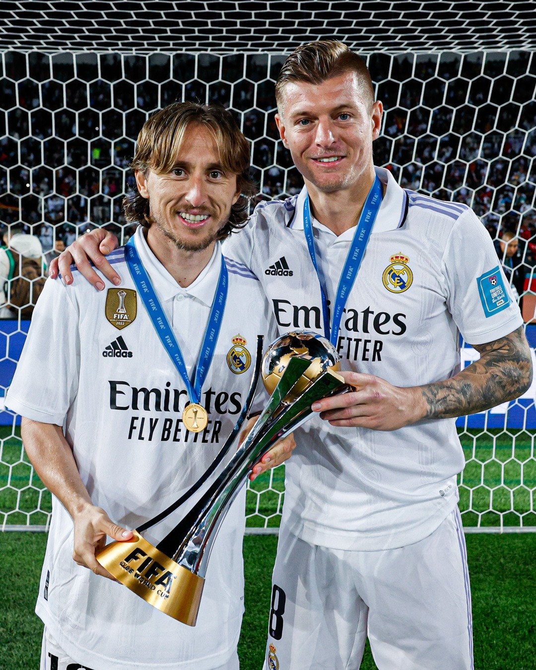Modric y Kroos posan con el trofeo del Mundial de clubes, el quinto que consiguen juntos.