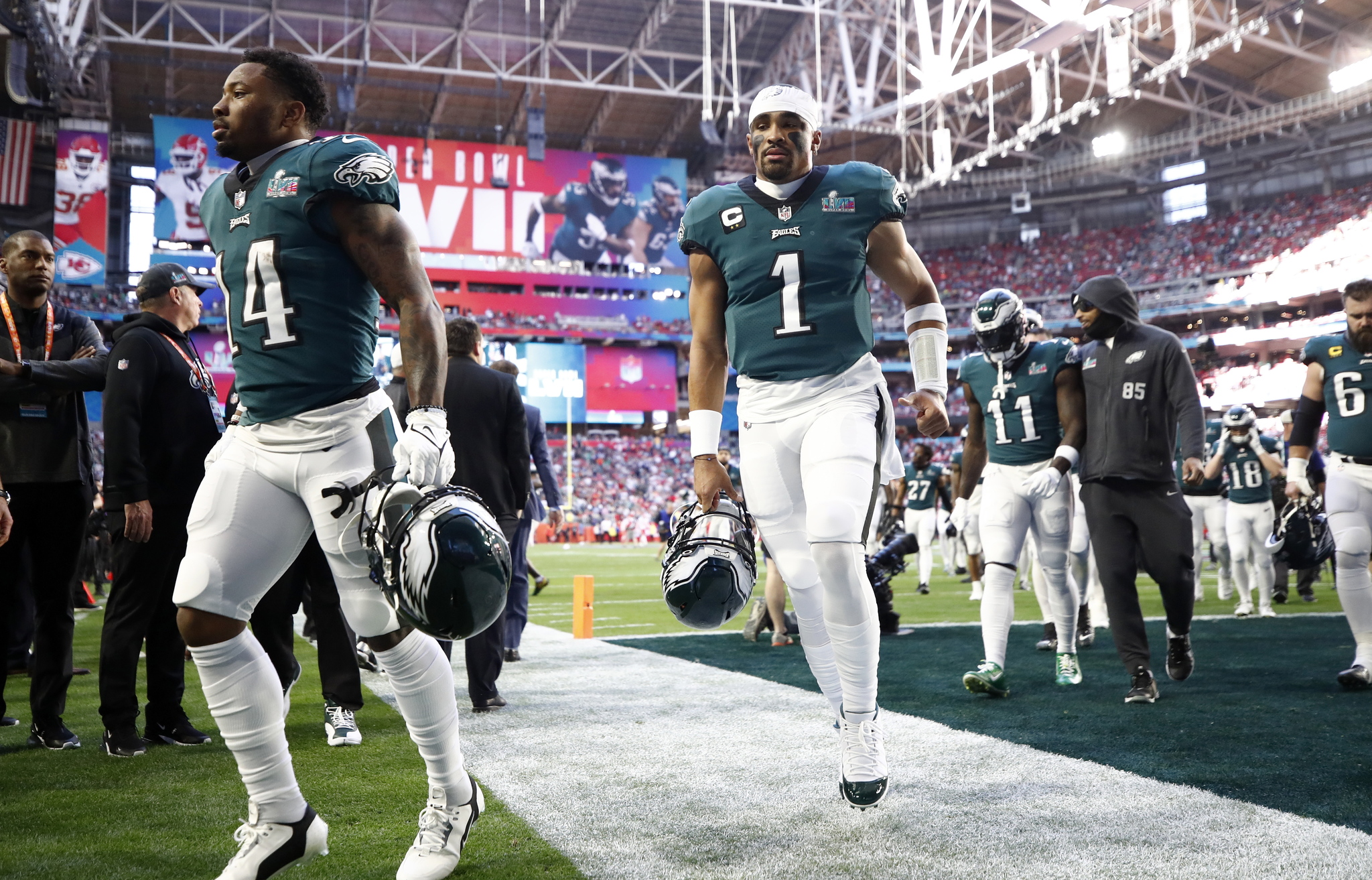 Glendale (United States), 12/02/2023.- Philadelphia Eagles quarterback Jalen Hurts (C) and Philadelphia Eagles running back Kenneth Gainwell (L) leave the field after warm ups on the field prior to the start of  lt;HIT gt;Super lt;/HIT gt;  lt;HIT gt;Bowl lt;/HIT gt; LVII between the AFC champion Kansas City Chiefs and the NFC champion Philadelphia Eagles at State Farm Stadium in Glendale, Arizona, 12 February 2023. The annual  lt;HIT gt;Super lt;/HIT gt;  lt;HIT gt;Bowl lt;/HIT gt; is the Championship game of the NFL between the AFC Champion and the NFC Champion and has been held every year since January of 1967. (Estados Unidos, Filadelfia) EFE/EPA/CAROLINE BREHMAN