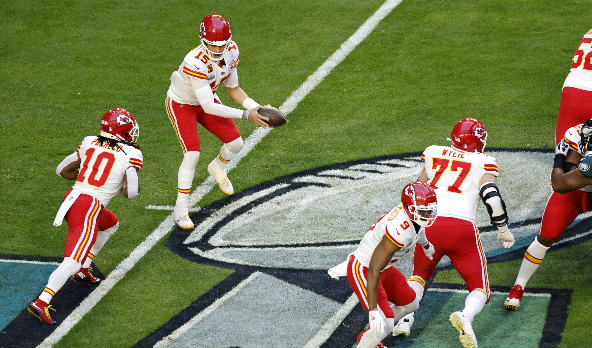 Glendale (United States), 12/02/2023.- Kansas City Chiefs quarterback Patrick  lt;HIT gt;Mahomes lt;/HIT gt; (2L) hands off to running back Isiah Pacheco (L) against the Philladelphia Eagles in the first quarter of Super Bowl LVII between the AFC champion Kansas City Chiefs and the NFC champion Philadelphia Eagles at State Farm Stadium in Glendale, Arizona, 12 February 2023. The annual Super Bowl is the Championship game of the NFL between the AFC Champion and the NFC Champion and has been held every year since January of 1967. (Estados Unidos, Filadelfia) EFE/EPA/JOHN G. MABANGLO
