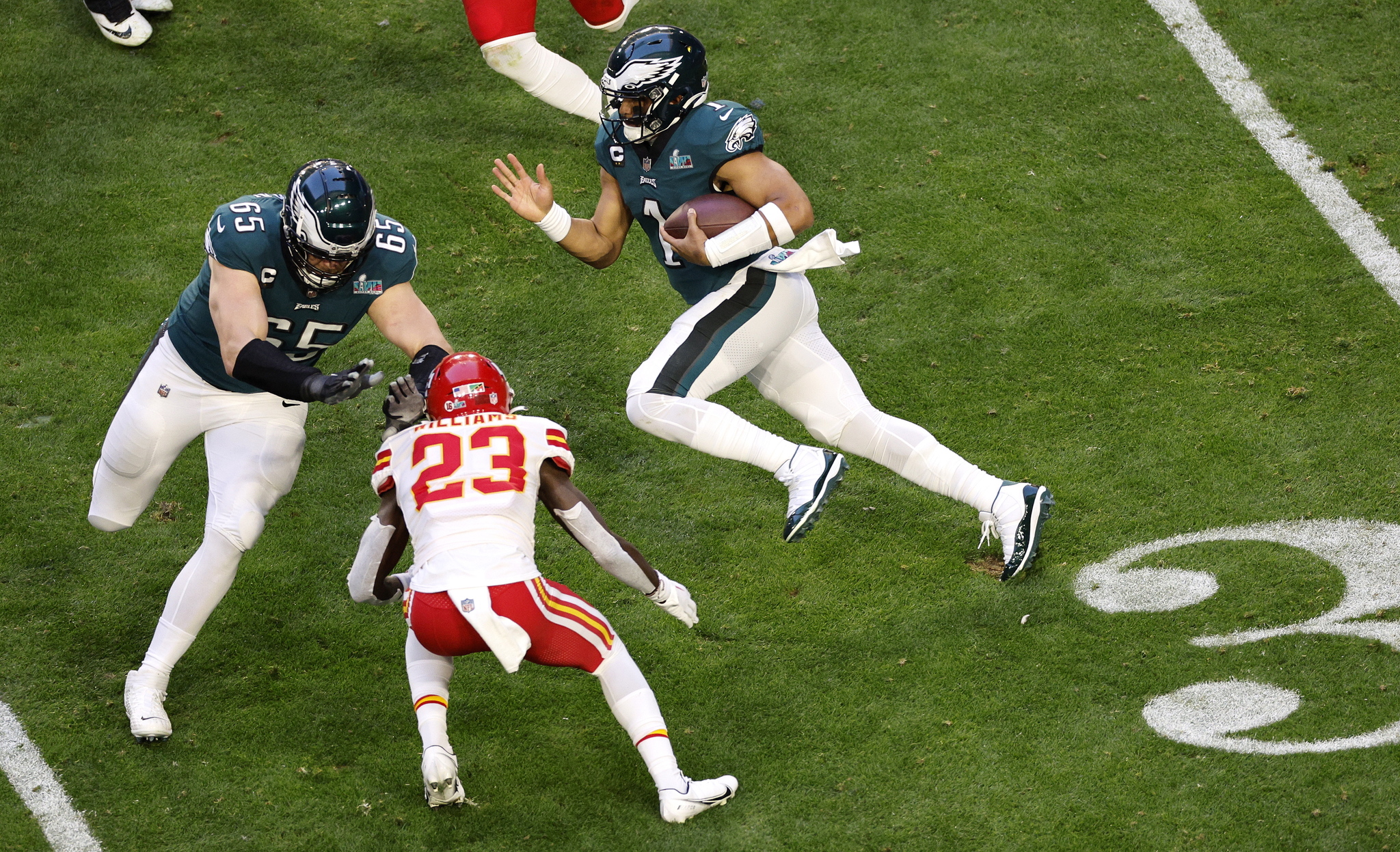 Glendale (United States), 12/02/2023.- Philadelphia  lt;HIT gt;Eagles lt;/HIT gt; quarterback Jalen Hurts (R) runs against the Kansas City Chiefs in the first quarter of Super Bowl LVII between the AFC champion Kansas City Chiefs and the NFC champion Philadelphia  lt;HIT gt;Eagles lt;/HIT gt; at State Farm Stadium in Glendale, Arizona, 12 February 2023. The annual Super Bowl is the Championship game of the NFL between the AFC Champion and the NFC Champion and has been held every year since January of 1967. (Estados Unidos, Filadelfia) EFE/EPA/JOHN G. MABANGLO