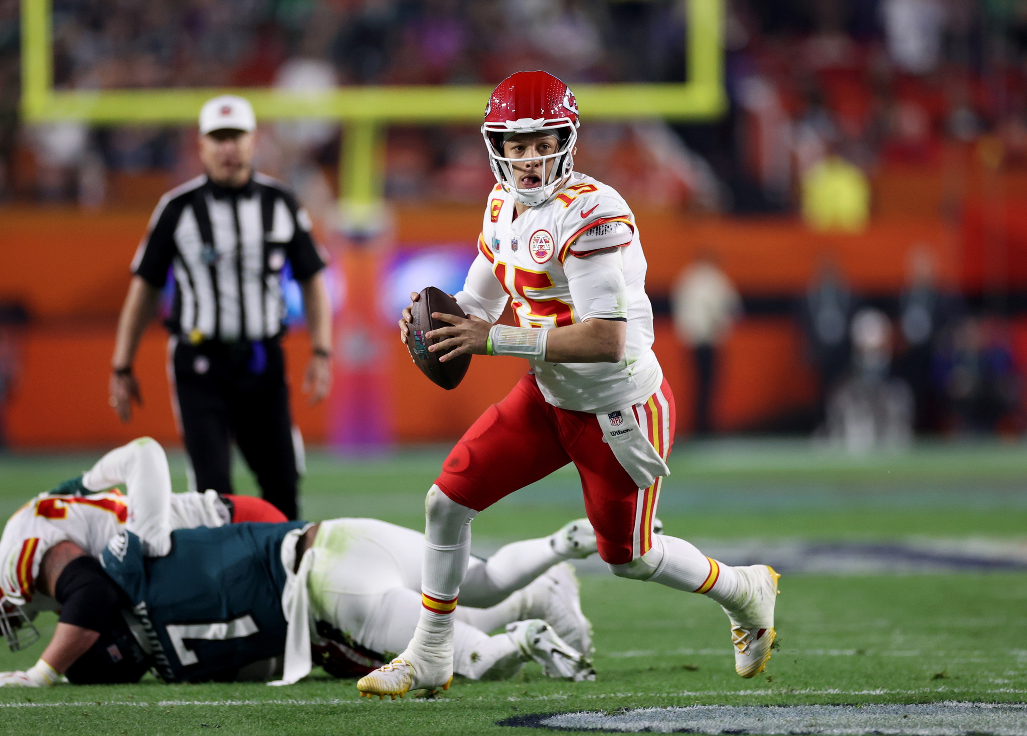 Glendale (United States), 12/02/2023.- Kansas City Chiefs quarterback Patrick  lt;HIT gt;Mahomes lt;/HIT gt; in action during the third quarter of Super Bowl LVII between the AFC champion Kansas City Chiefs and the NFC champion Philadelphia Eagles at State Farm Stadium in Glendale, Arizona, 12 February 2023. The annual Super Bowl is the Championship game of the NFL between the AFC Champion and the NFC Champion and has been held every year since January of 1967. (Estados Unidos, Filadelfia) EFE/EPA/CAROLINE BREHMAN