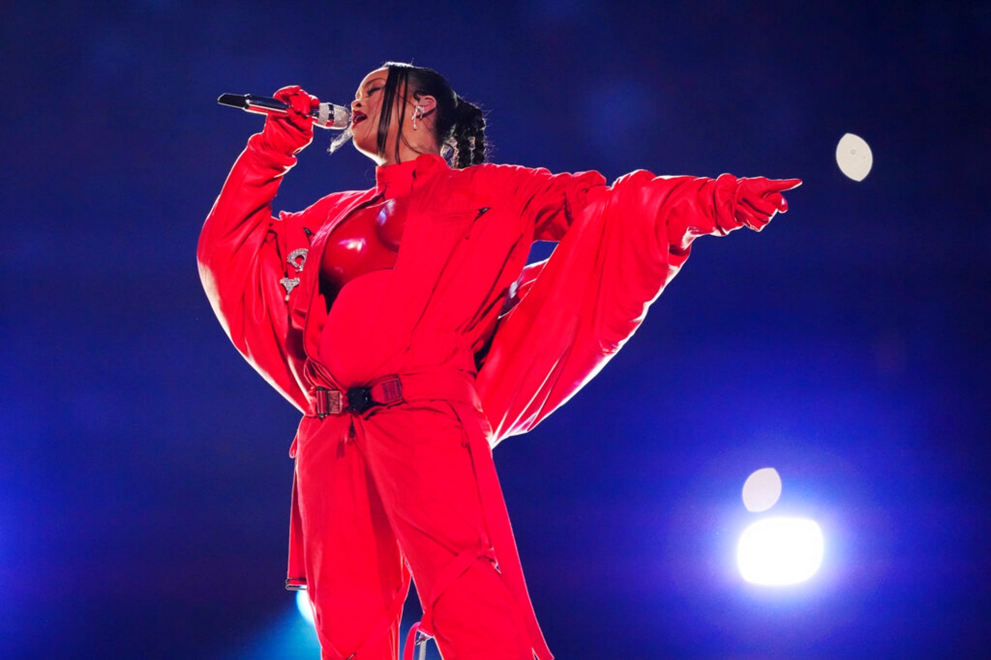Rihanna accused of 'cheating', dancers in danger and other things fans talked about the Super Bowl