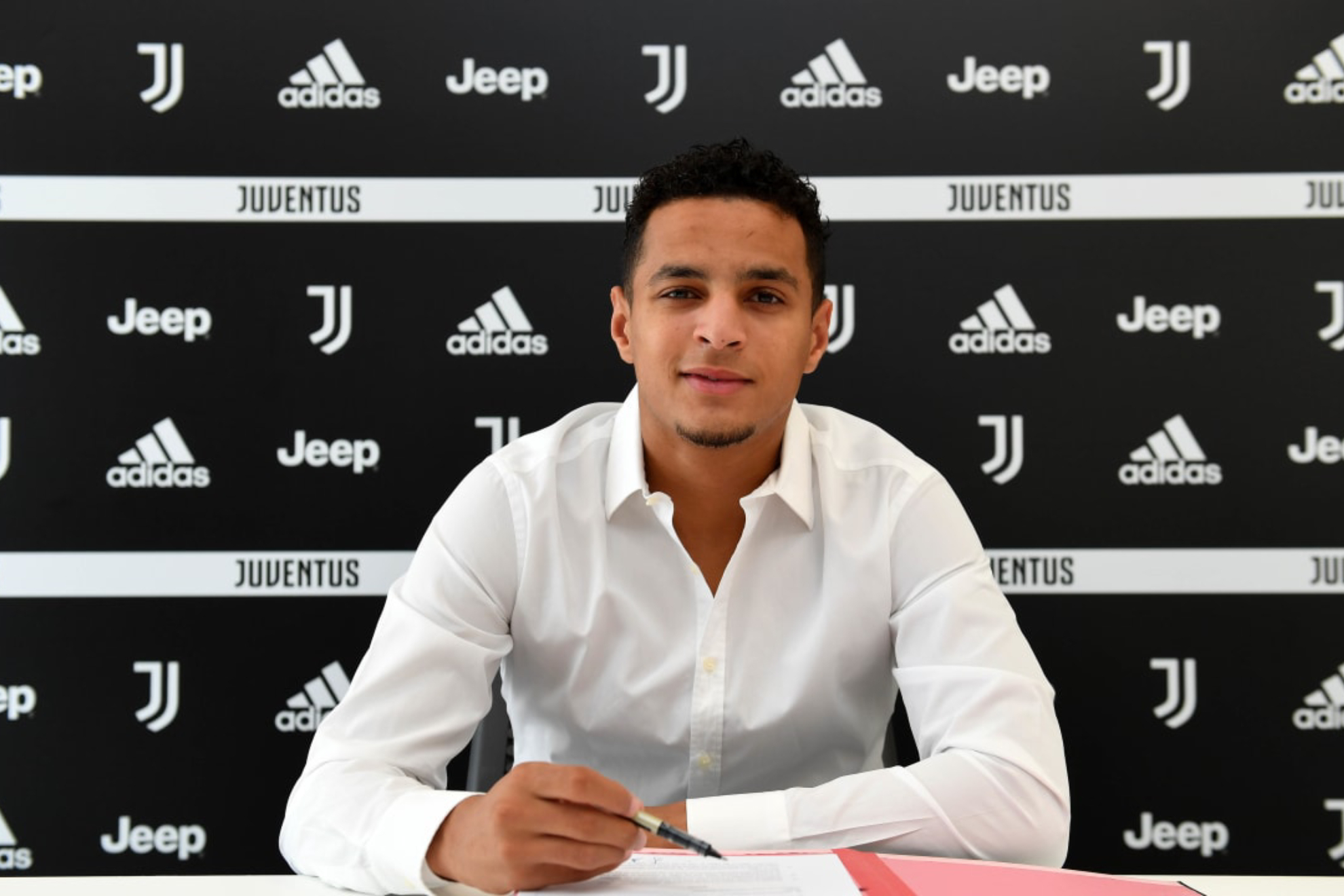 Ihattaren firm con la Juventus el pasado 30 de agosto de 2021.