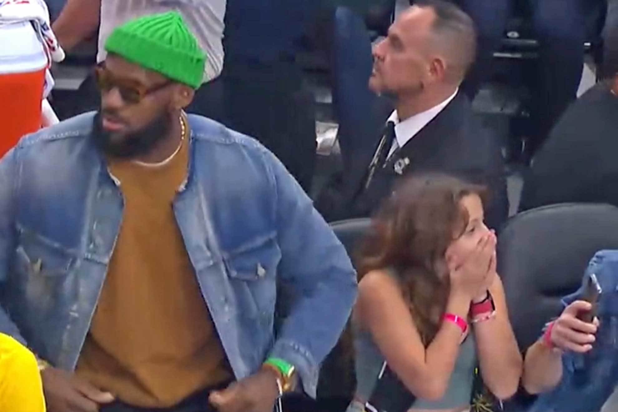 La reaccin viral de una joven fan de los Lakers... cuando LeBron se sienta a su lado!