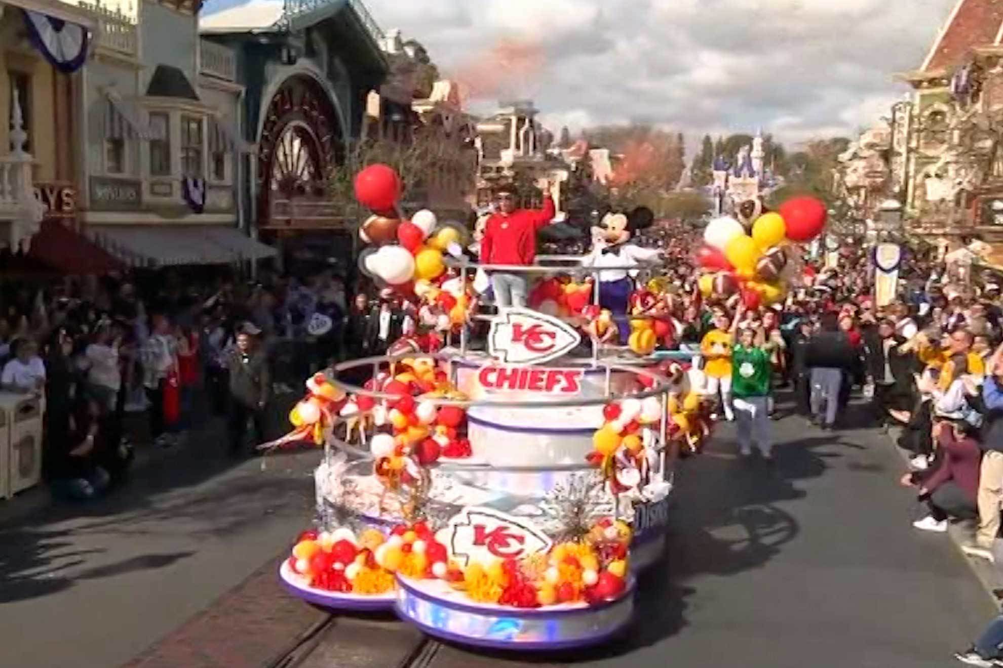 Mahomes se da un bao de masas en el tradicional desfile del MVP en Disneyland