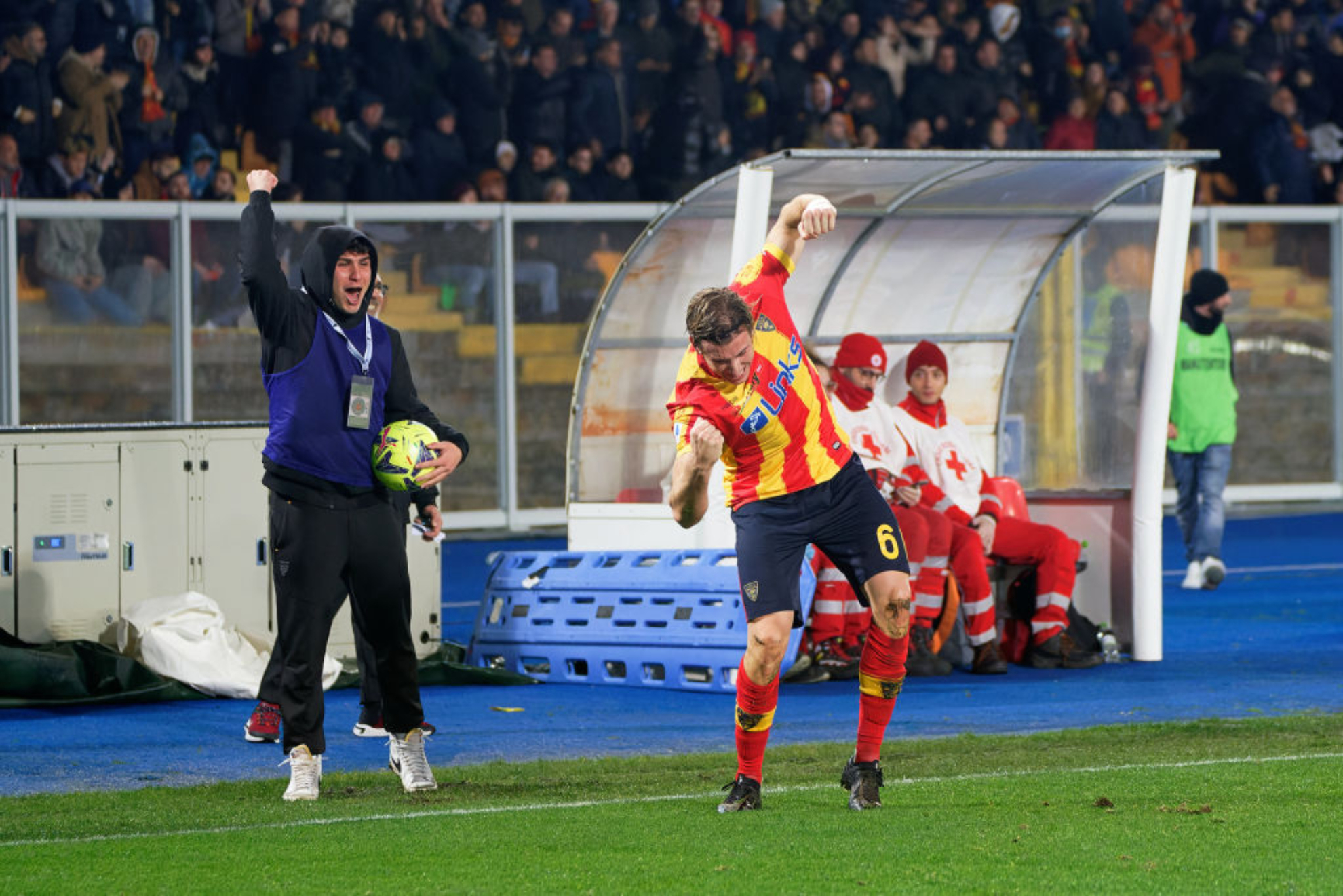 Federico Baschirotto celebra un gol con el Lecce.