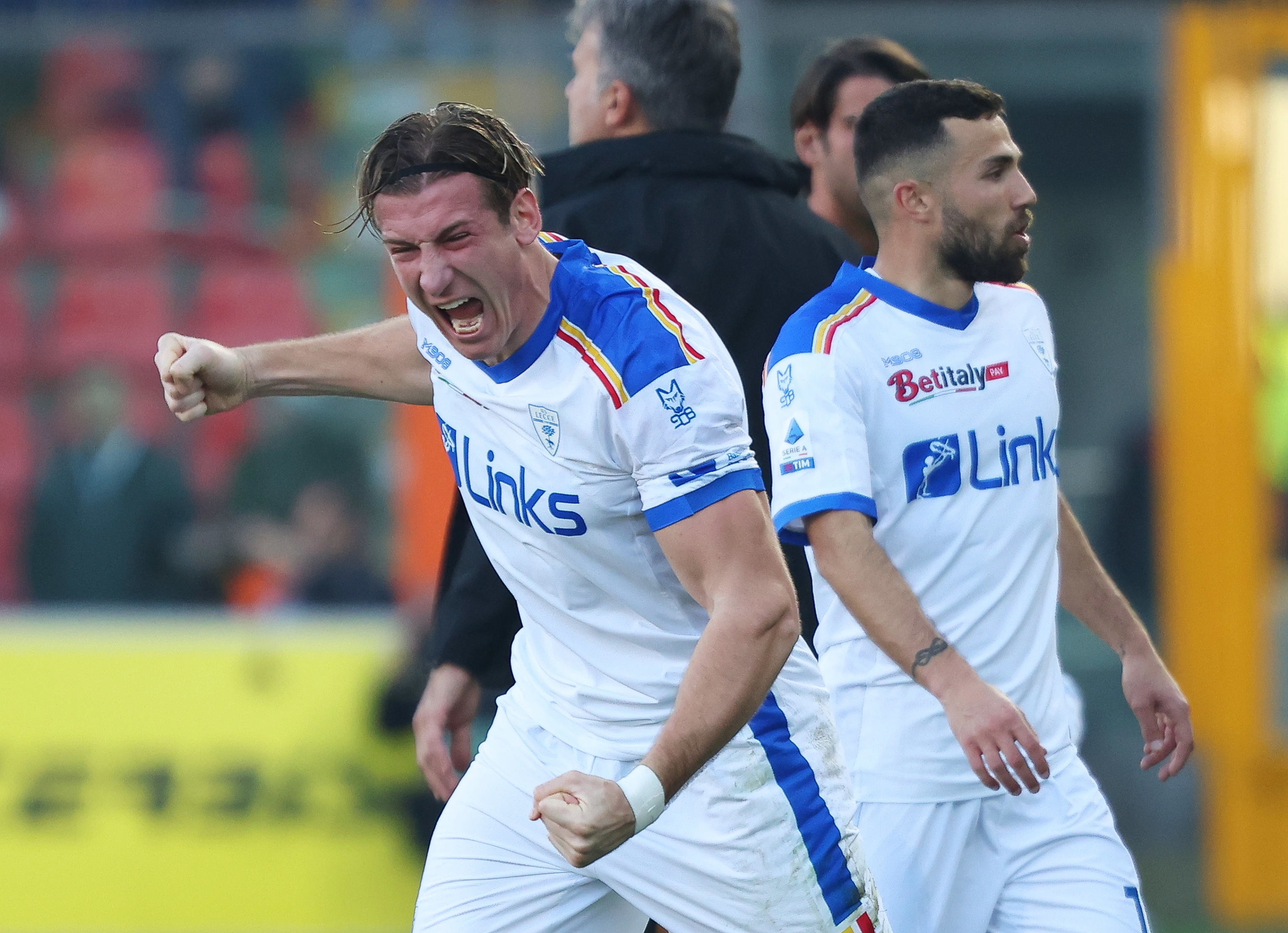 Federico Baschirotto celebra un gol con el Lecce.
