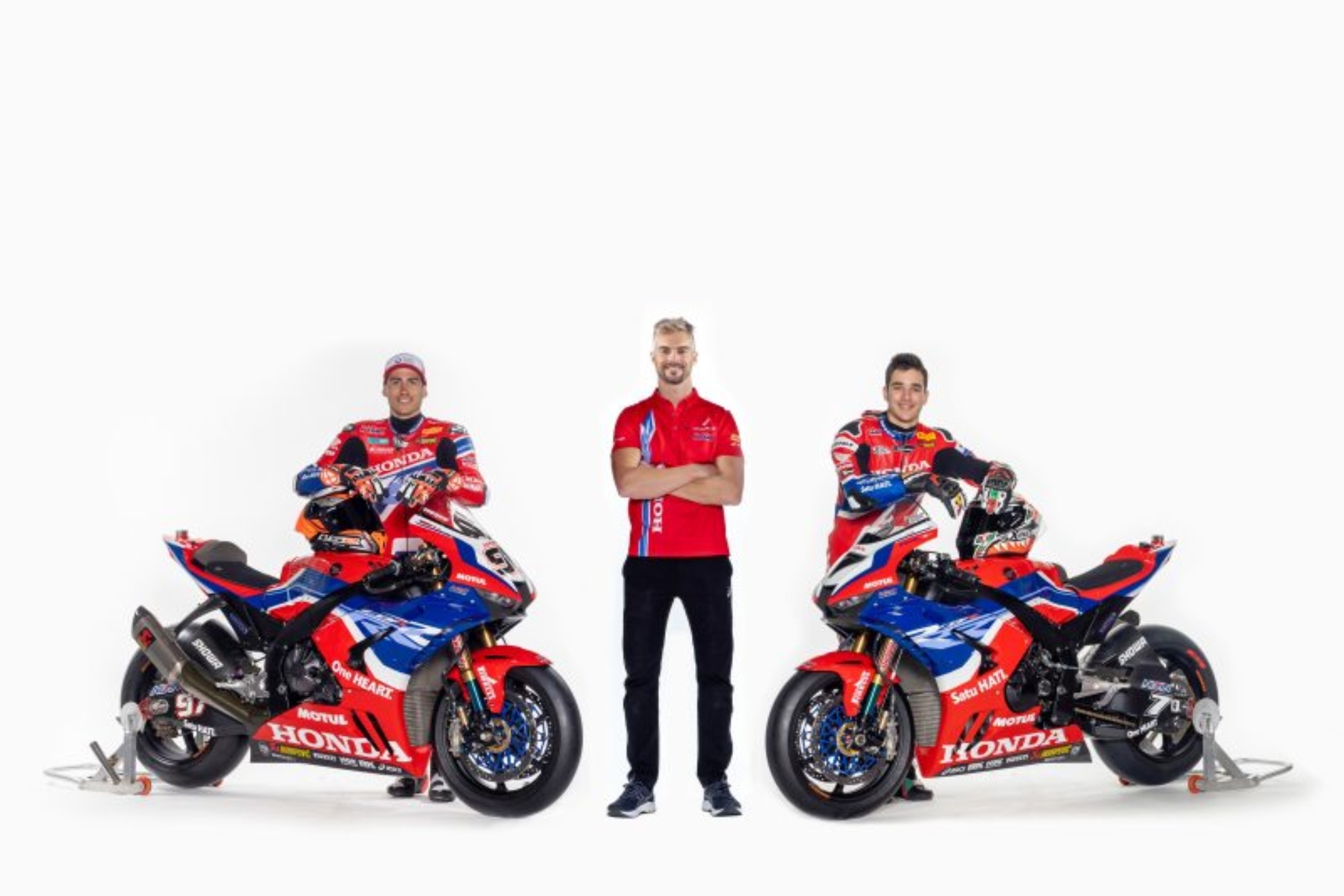 Xavi Vierge, Leon Camier e Iker Lecuona, con las nuevas Honda CBR de 2023.