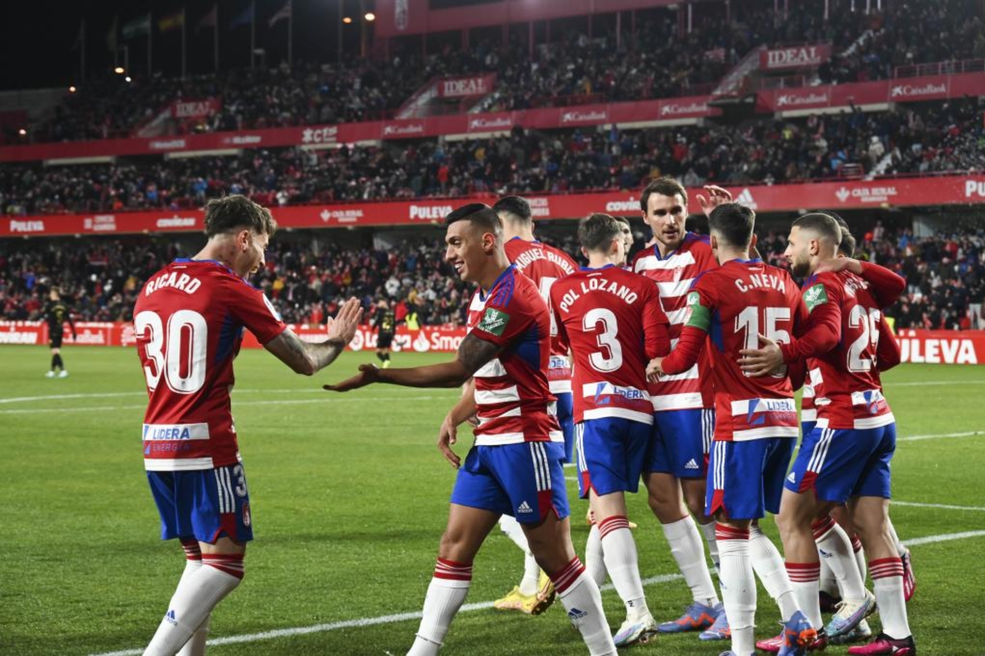 Los jugadores del Granada celebran un gol en Los Crmenes
