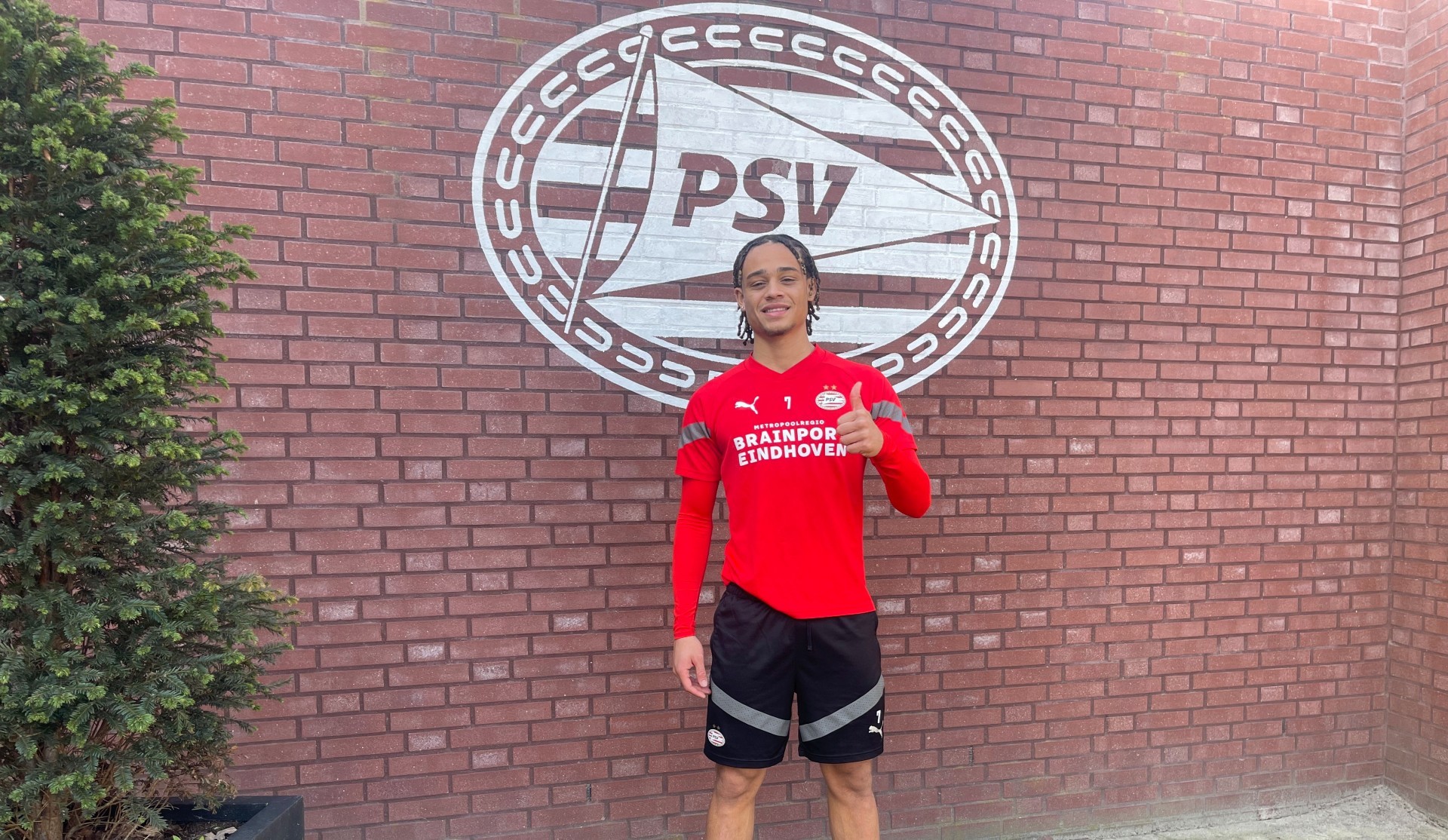 Xavi Simons posa para MARCA en la ciudad deportiva del PSV en Eindhoven.