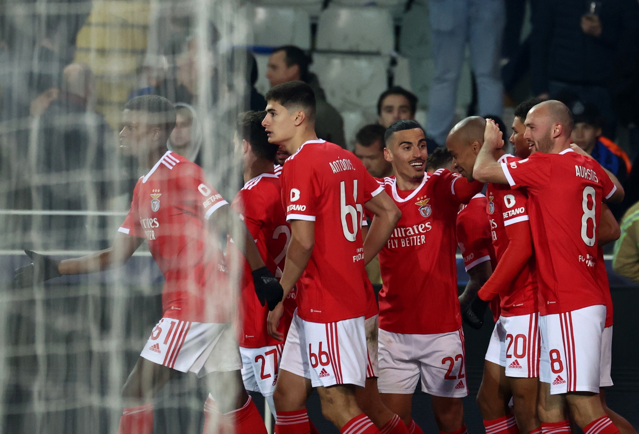 Los jugadores del Benfica celebran el gol de Joao Mario.