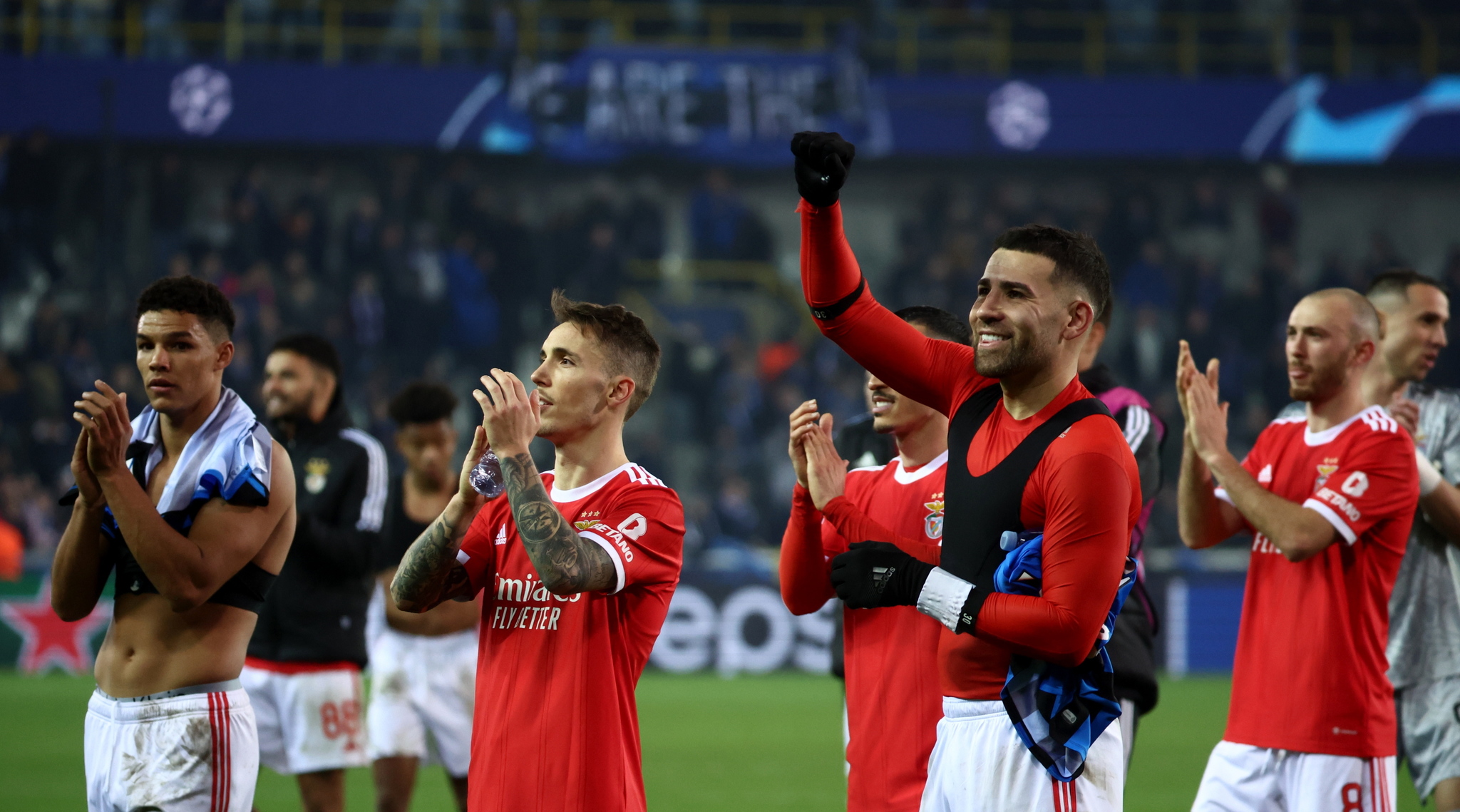 El Benfica celebra la victoria con su afición.