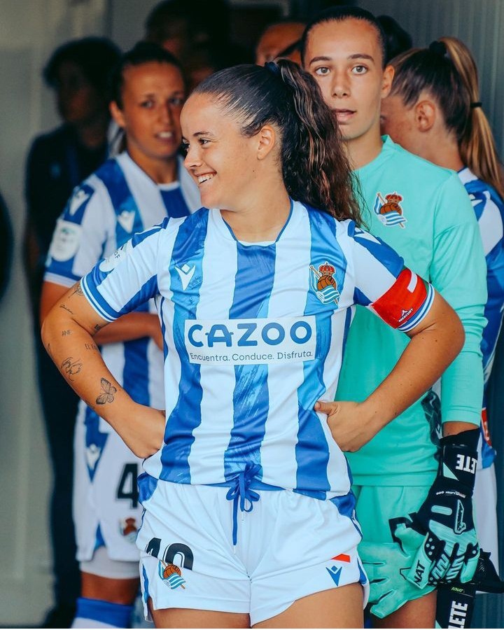 Nerea Eizagirre encabeza a las jugadoras de la Real, al saltar a un partido en Zubieta.