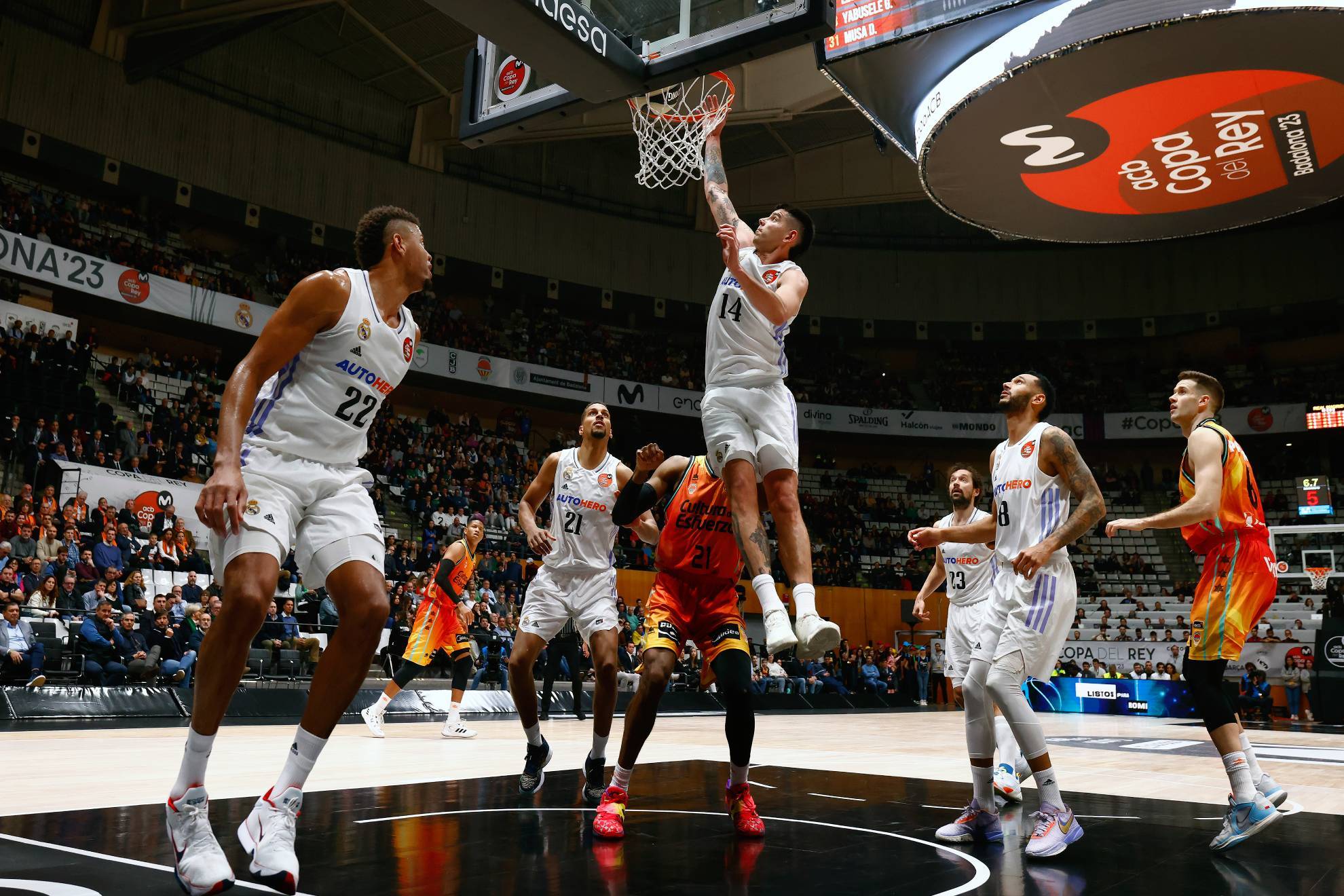 Gabriel Deck machaca el aro del Valencia Basket.