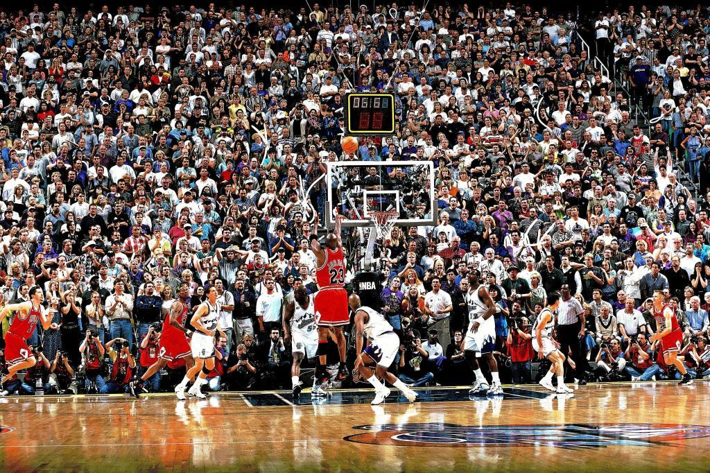 Icónica imagen de 'The Last shot' el tiro con el que Michael Jordan decidió las Finales de la NBA de 1998.
