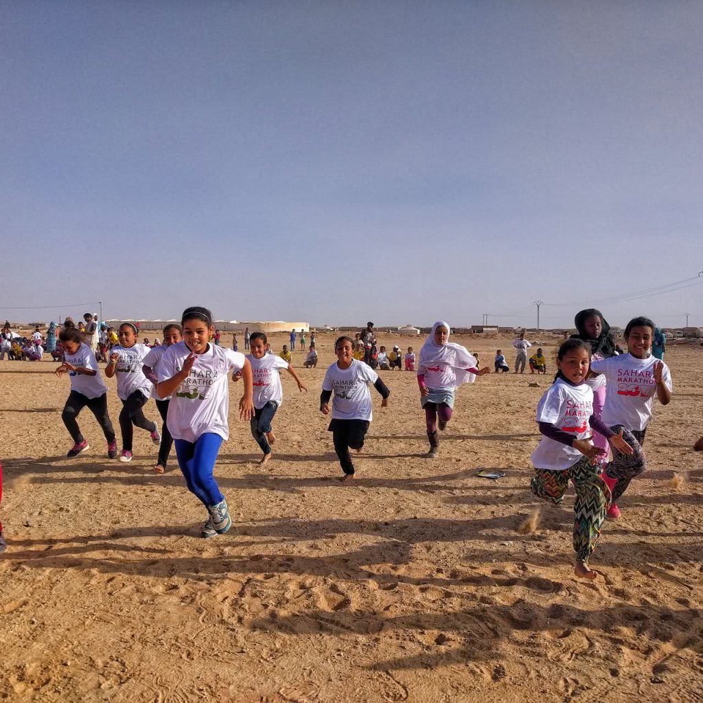 Carrera infantil en el Sahara Marathon
