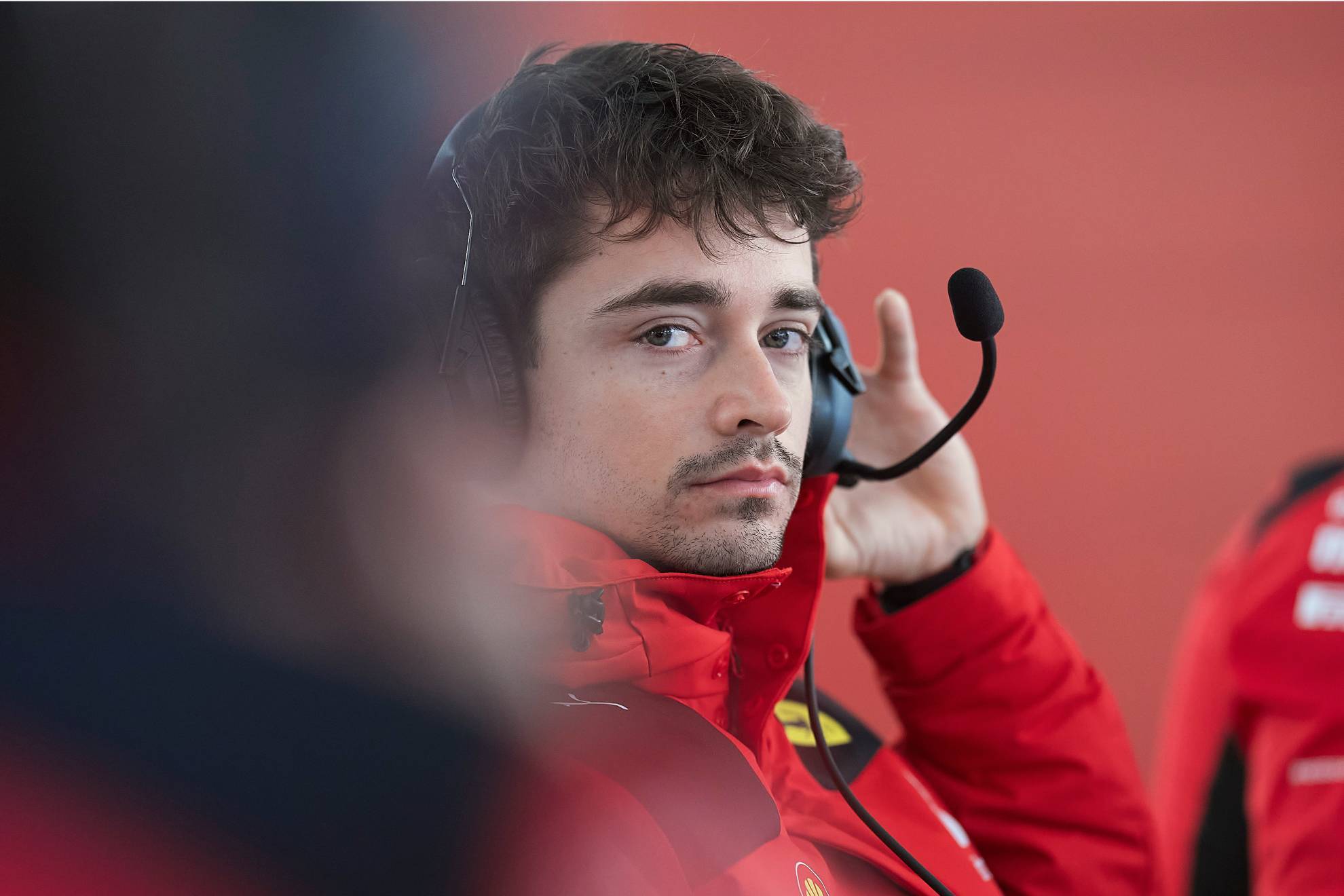Charles Leclerc comparte la estrategia de Ferrari de no marcar roles entre los pilotos.