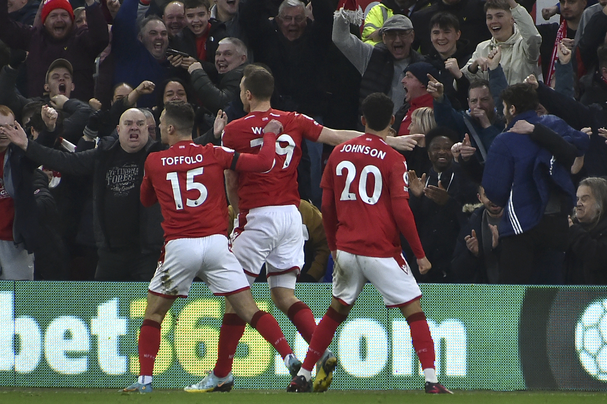 Los jugadores del Nottingham Forest festejan el gol del empate.
