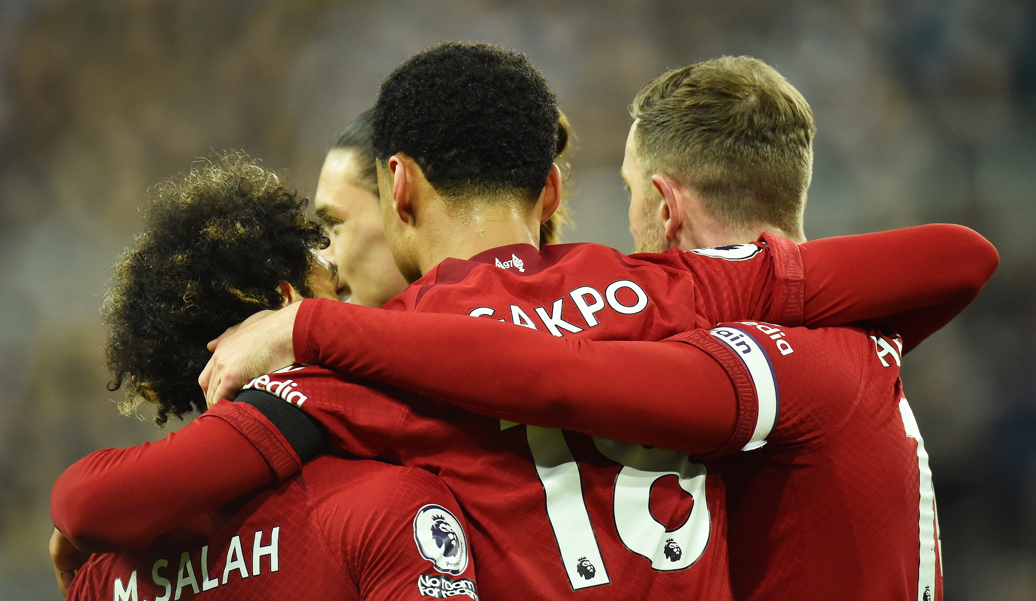 Los jugadores del Liverpool celebran el gol de Gakpo.