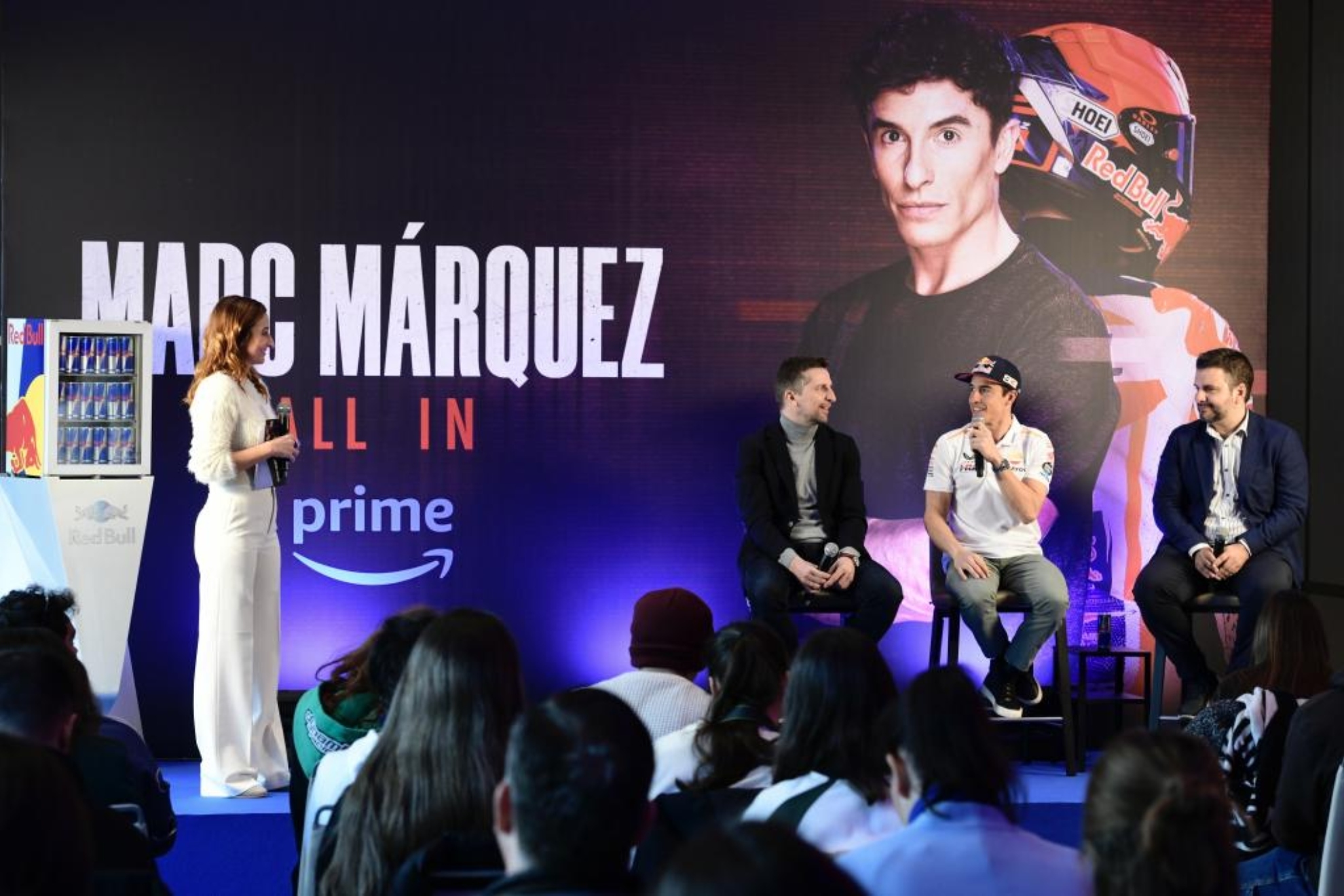 Marc Mrquez, en el acto, con los autores de la obra y la periodista Izaskun Ruiz.