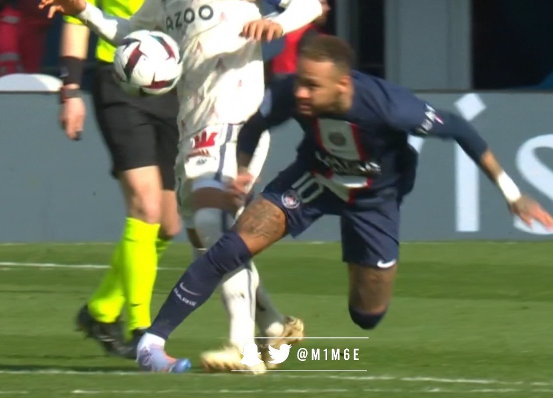 El tobillo de Neymar en la acción de la lesión.