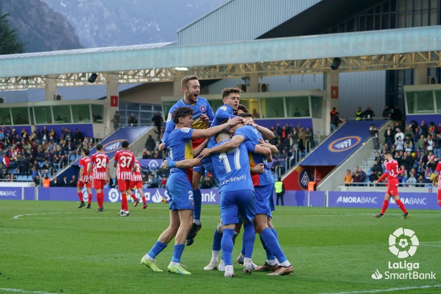 Los jugadores del Andorra celebran el gol de Bakis de penalti
