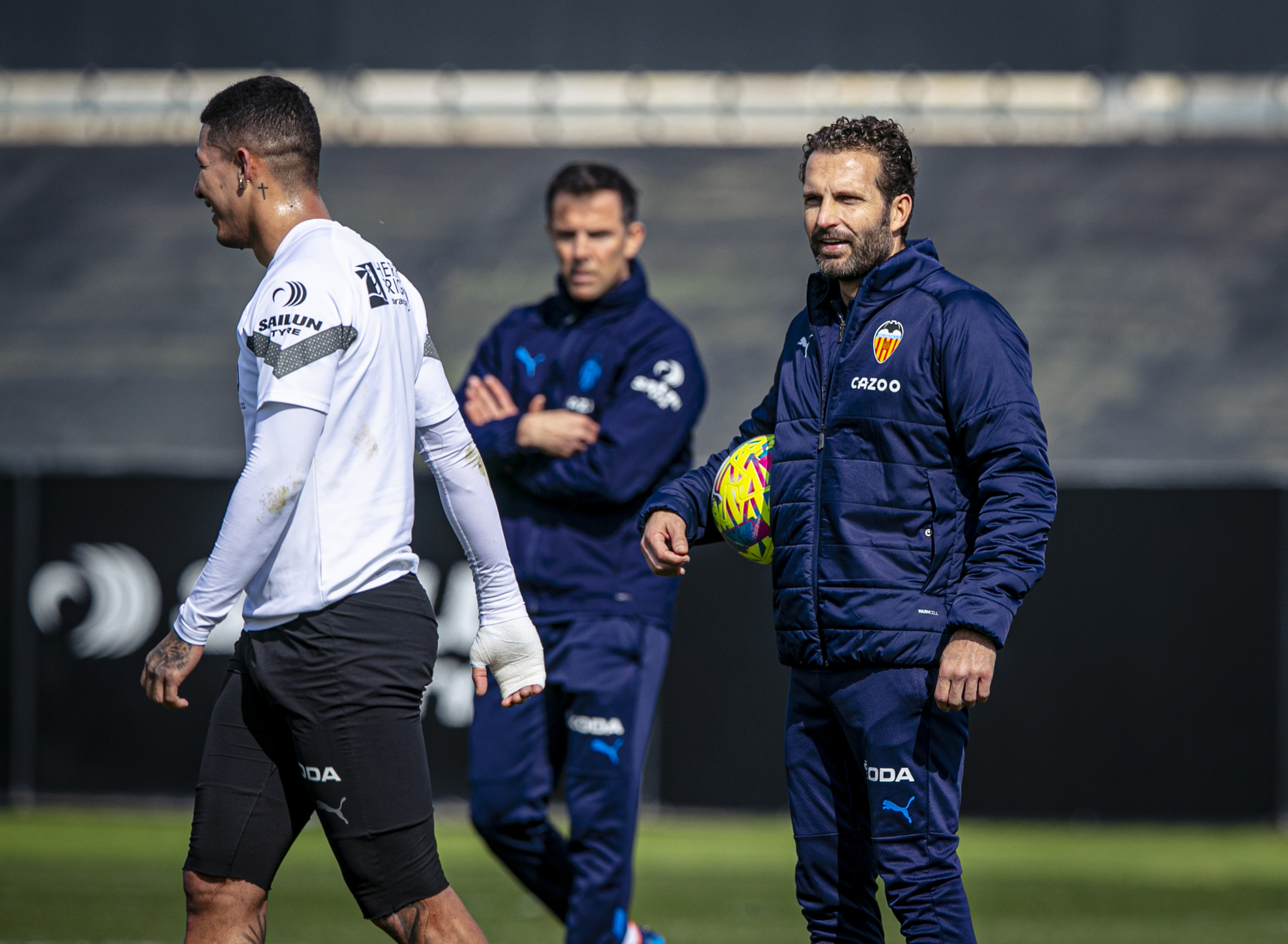 Baraja dirige un entrenamiento del Valencia.