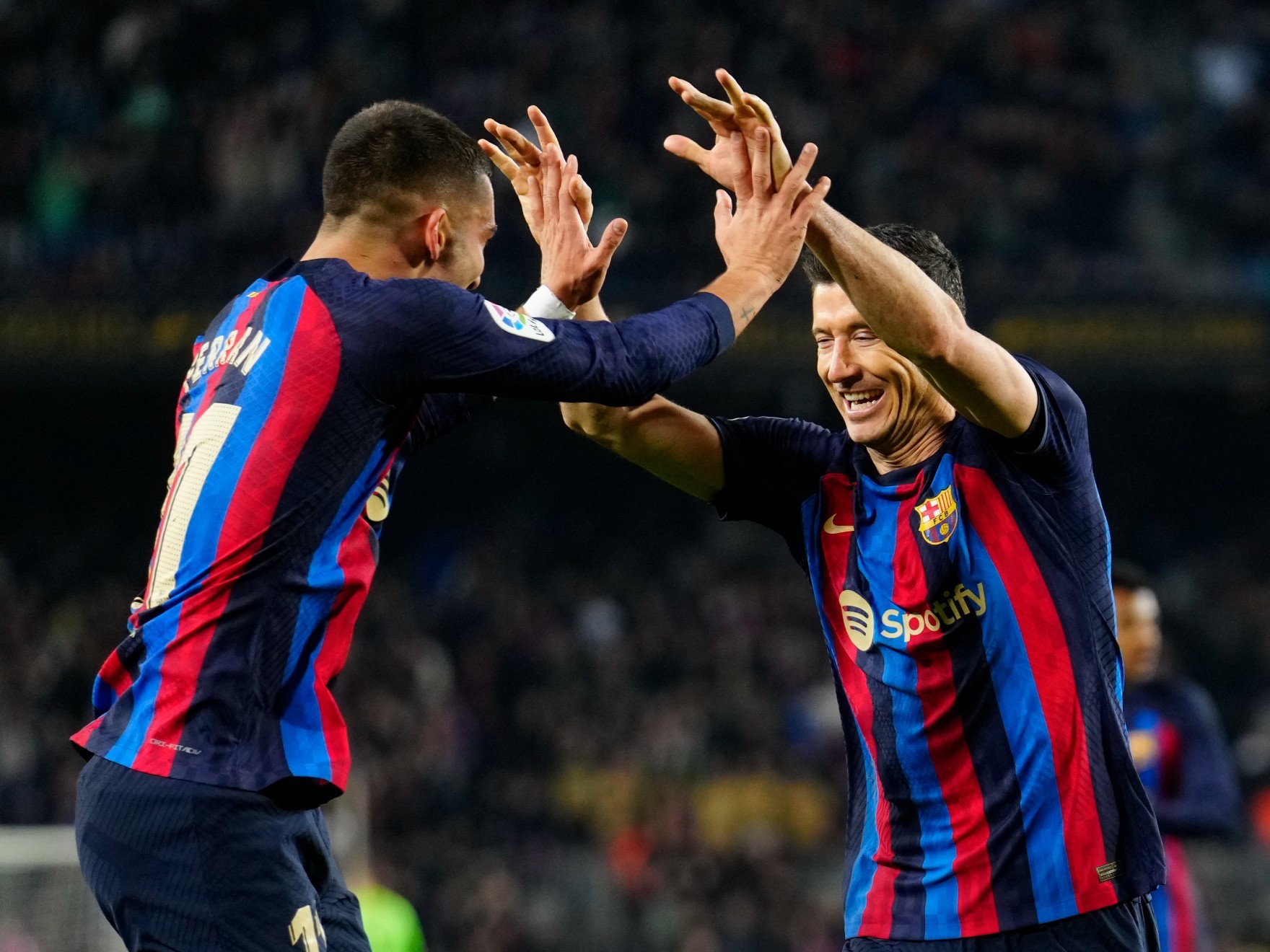 Ferran Torres, el mejor jugador del Barcelona ante el Cdiz, y Lewandowski celebran uno de los goles al cuadro gaditano.