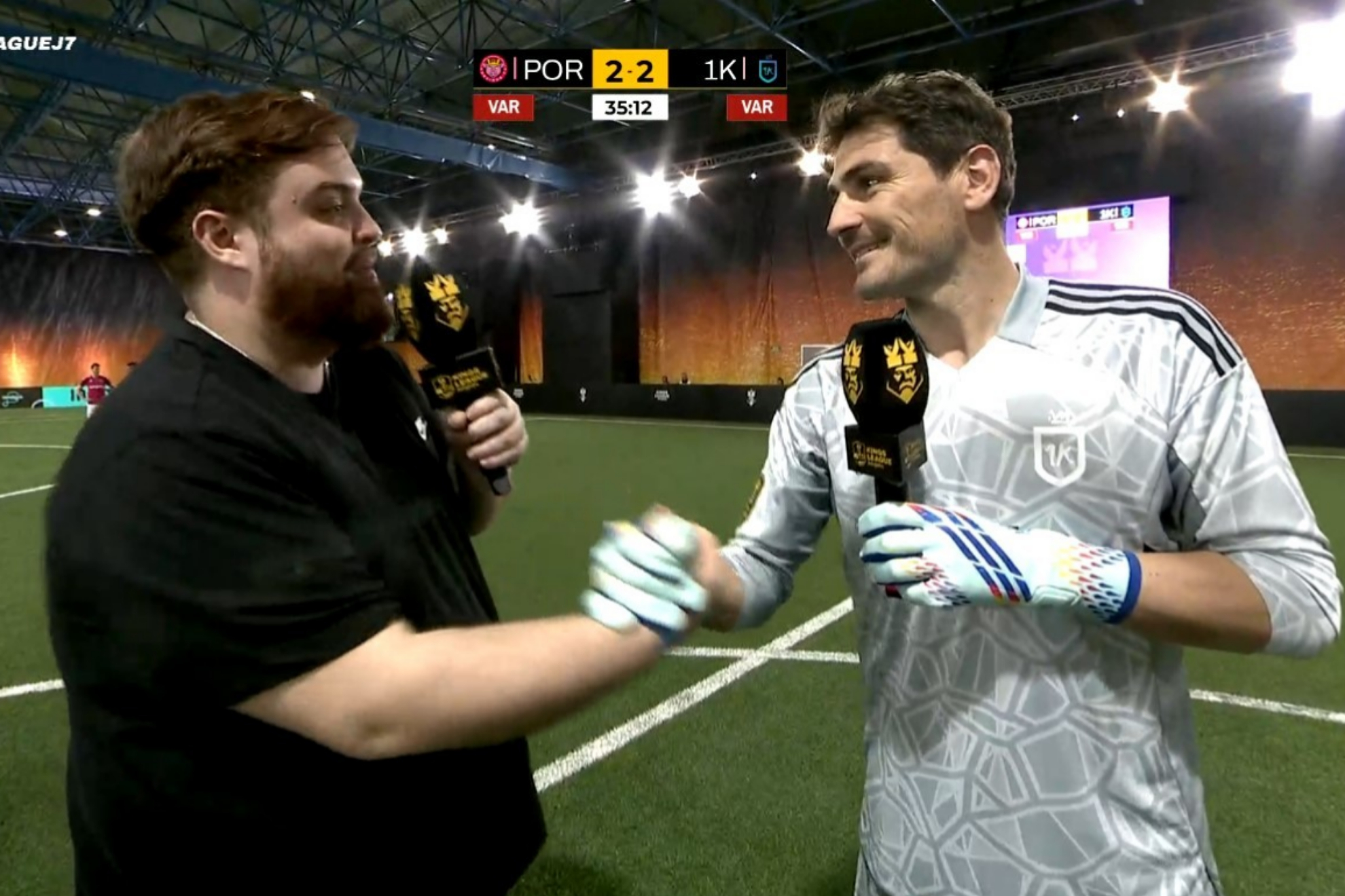 Ibai Llanos e Iker Casillas saludndose antes del lanzamiento del penalti.