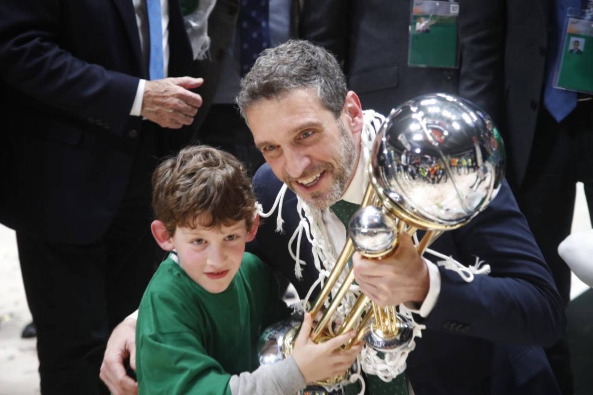 Ibon Navarro posa radiante junto a su hijo con el trofeo de campeónd e la Copa del Rey.