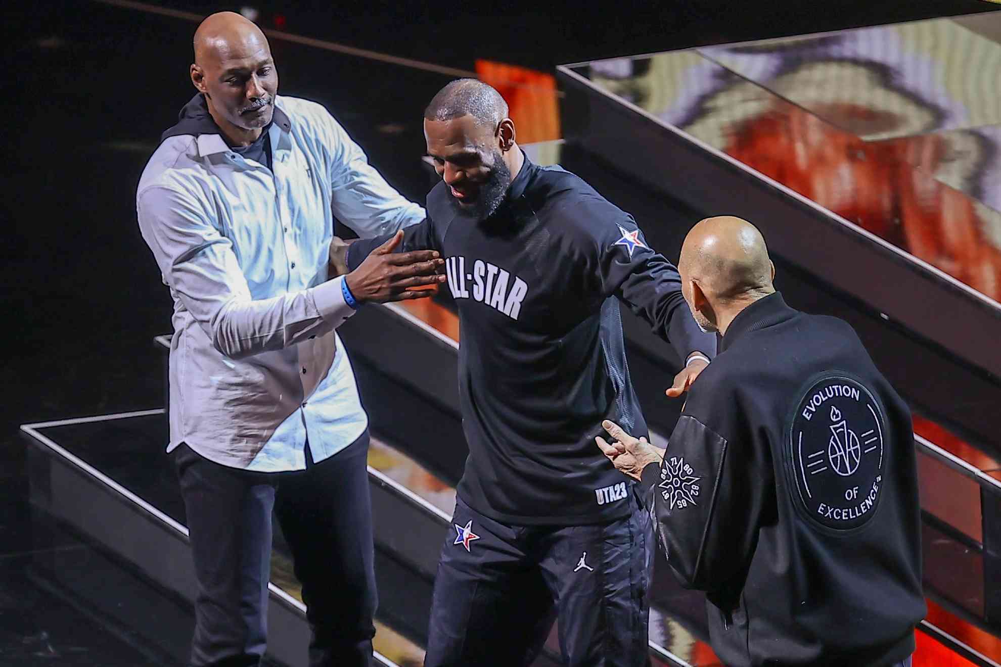An injured LeBron James receives epic NBA homage alongside Kareem