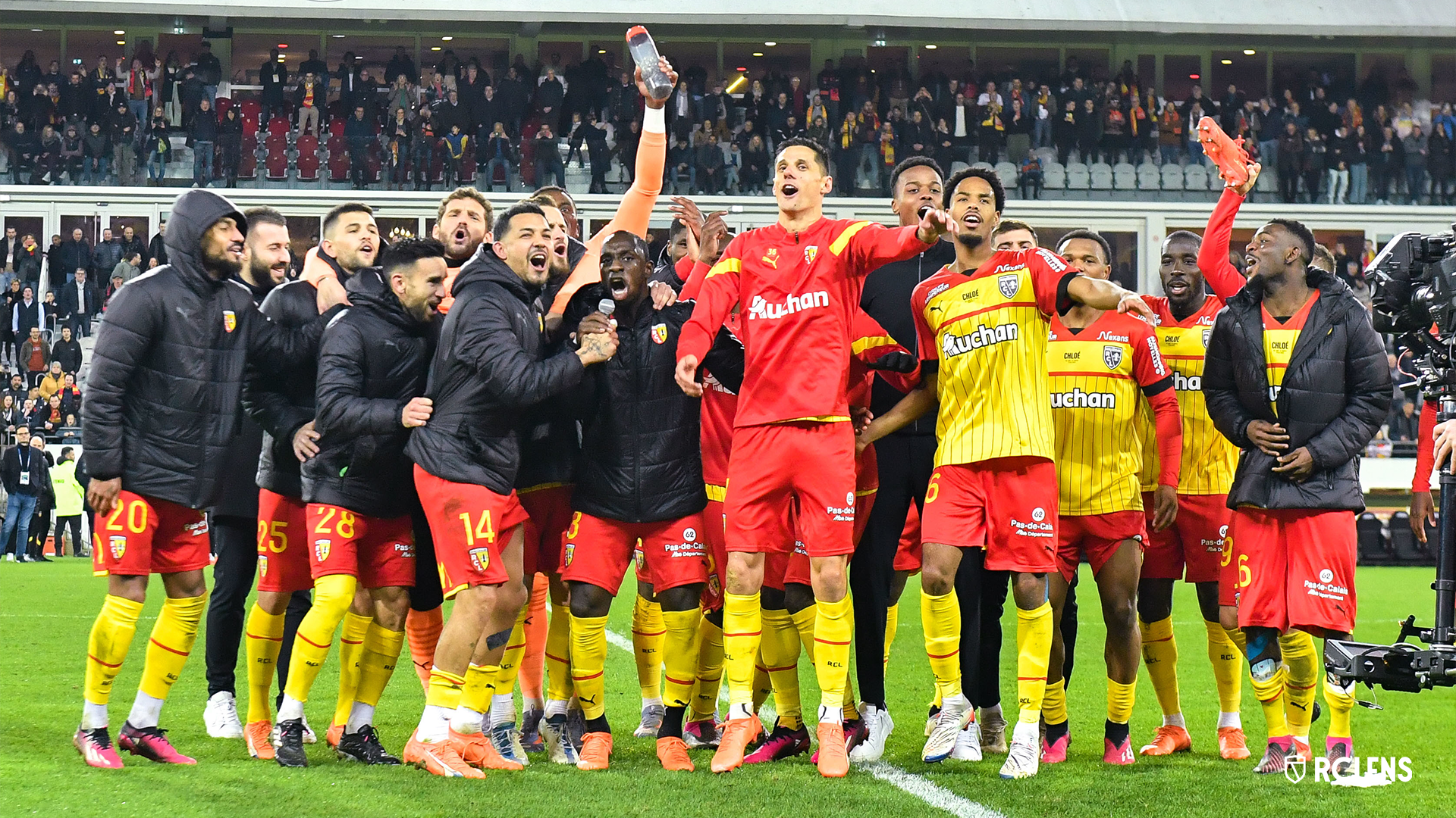Los jugadores del Lens celebran una victoria en Ligue 1.